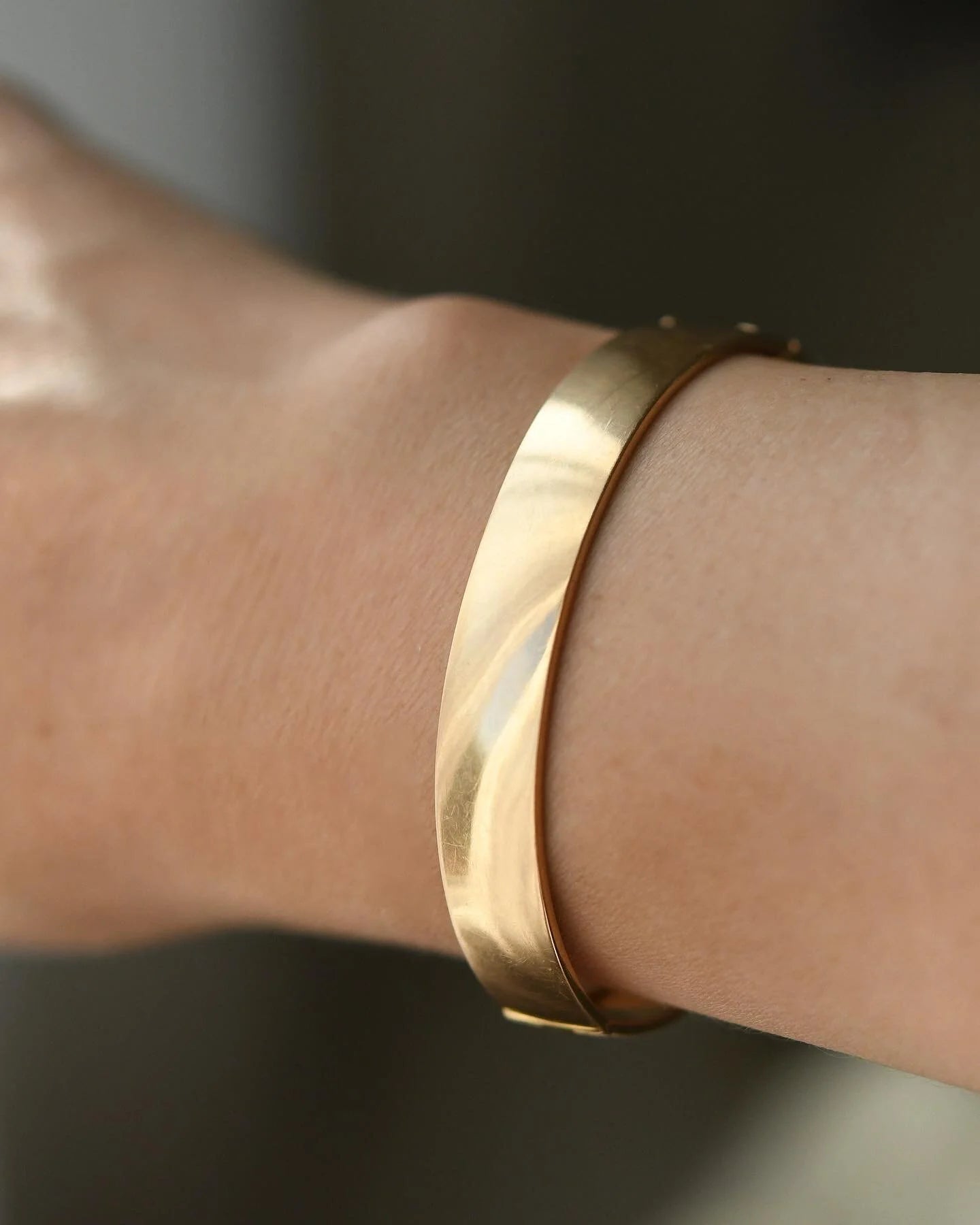 6.7 Inches Polished Vintage Bangle 18K Gold 1970s