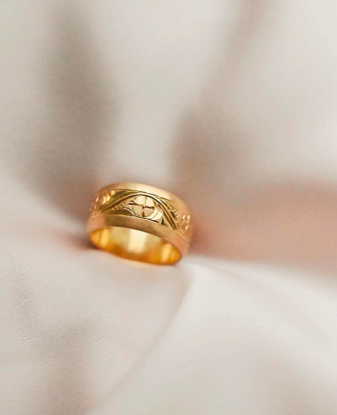 Incredible 11 Grams Heavy Floral Wedding Band 18K Gold 1963
