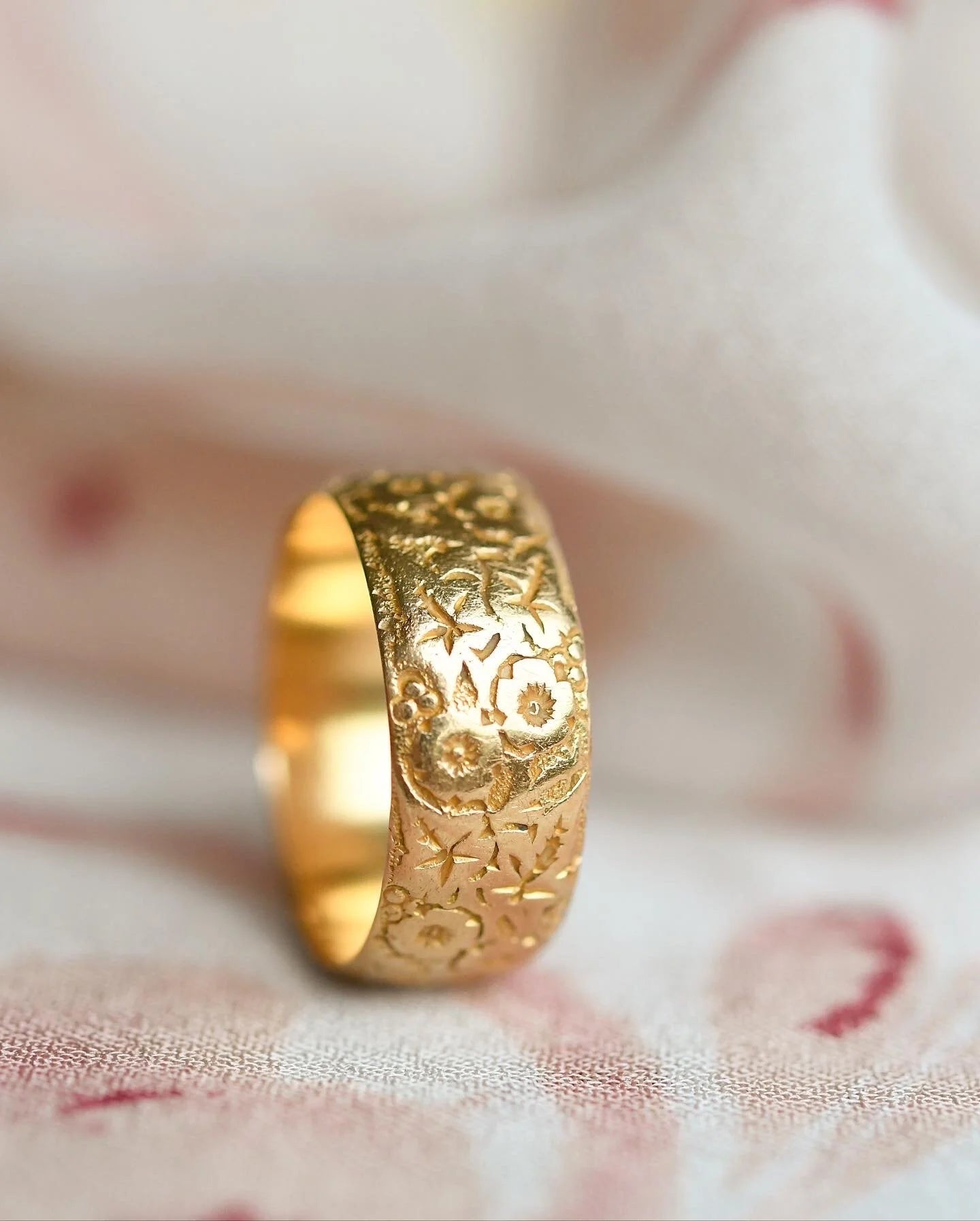 Gorgeous Edwardian Flower Engraved Ring 18K Gold 1905
