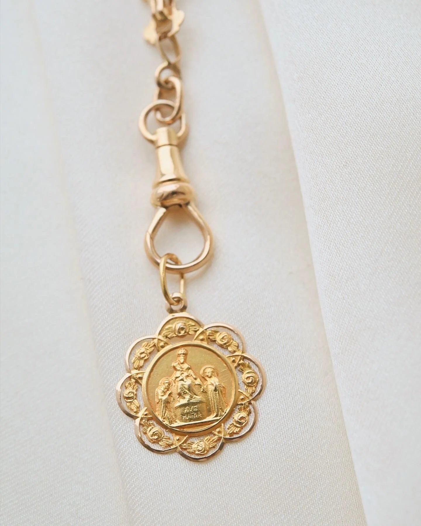 Shipping included! Vintage Ave Marian Pendant 18K Gold 1954