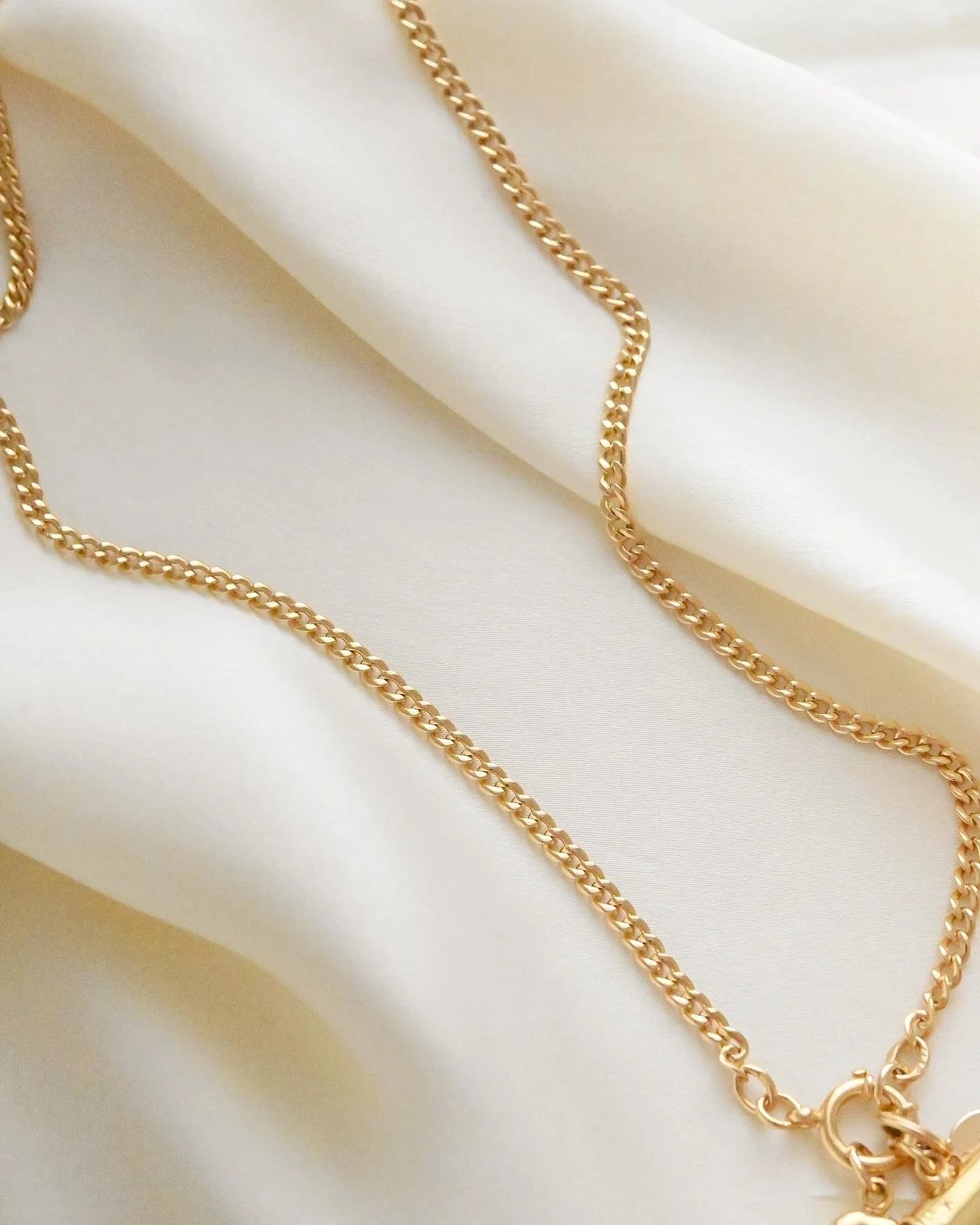 Perfect Antique Curb Link Chain with Mini Bolt Clasp 18K Gold 1900s