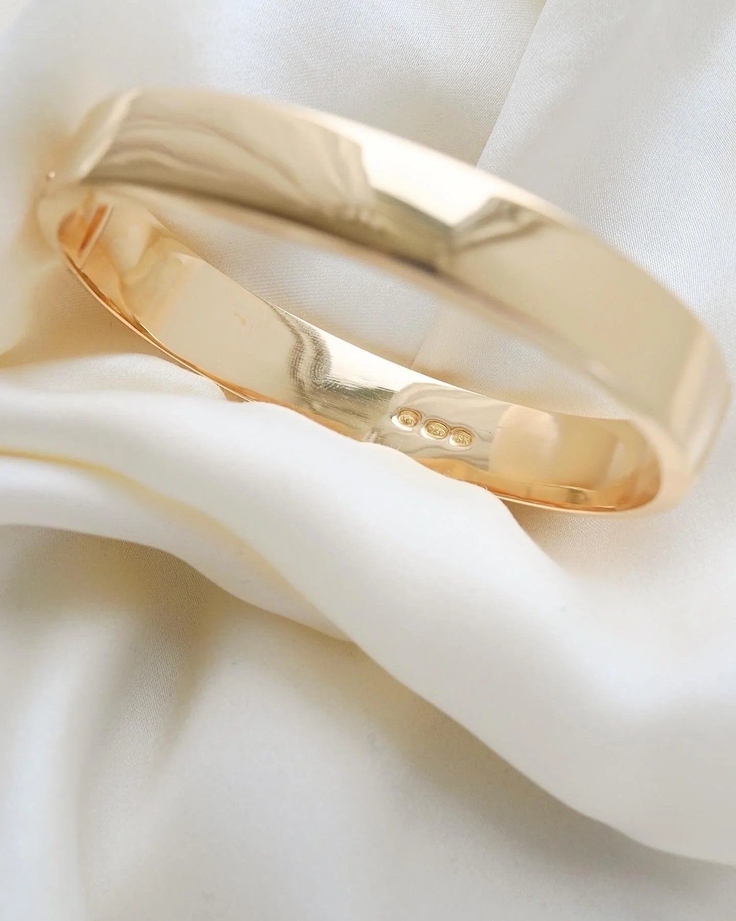 2-in-1 Vintage Bangle Polished or Engraved 18K Gold 1950s