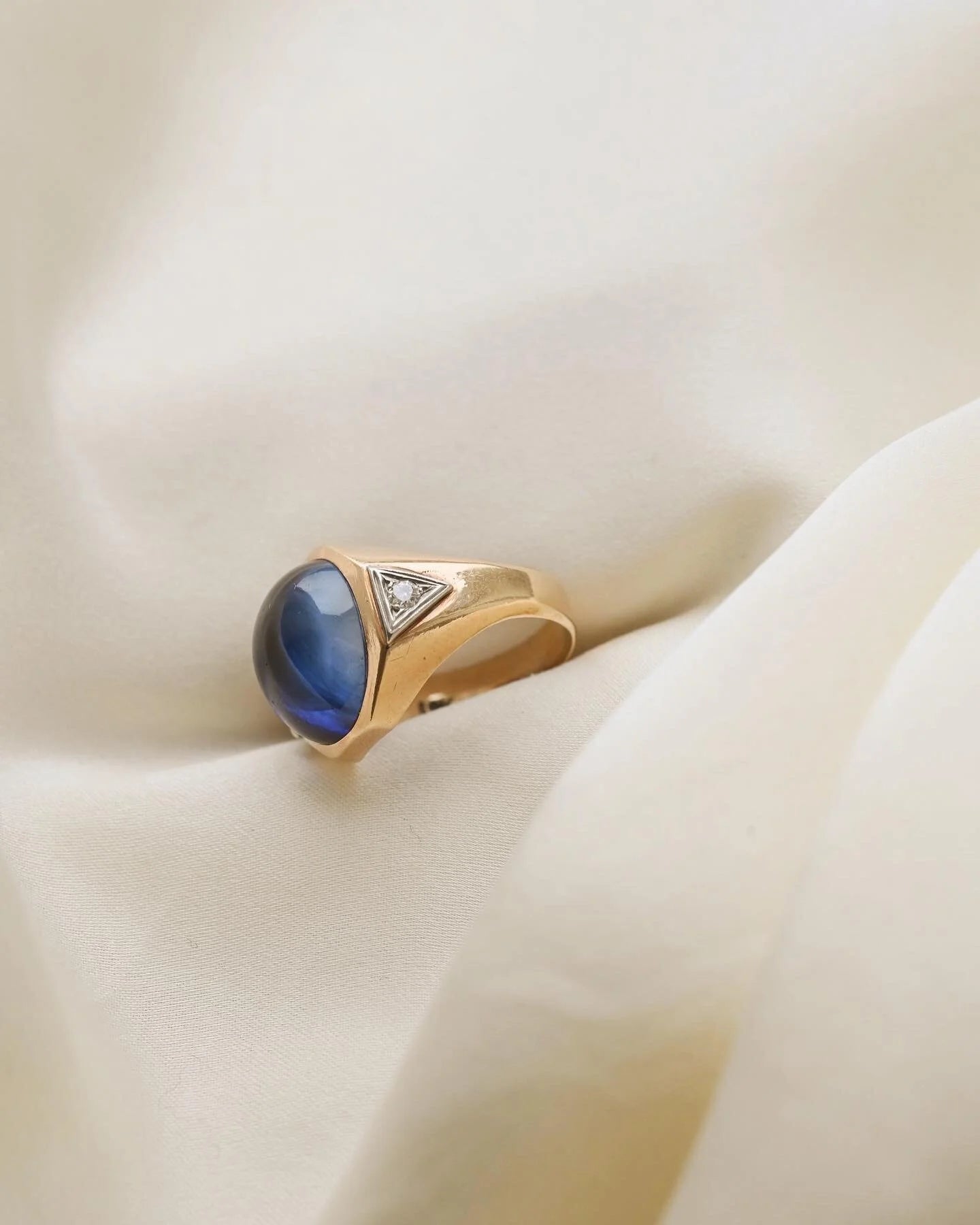 Magnificent Antique Cabochon Cut Lab Sapphire and Natural Diamonds 10K Gold 1920s