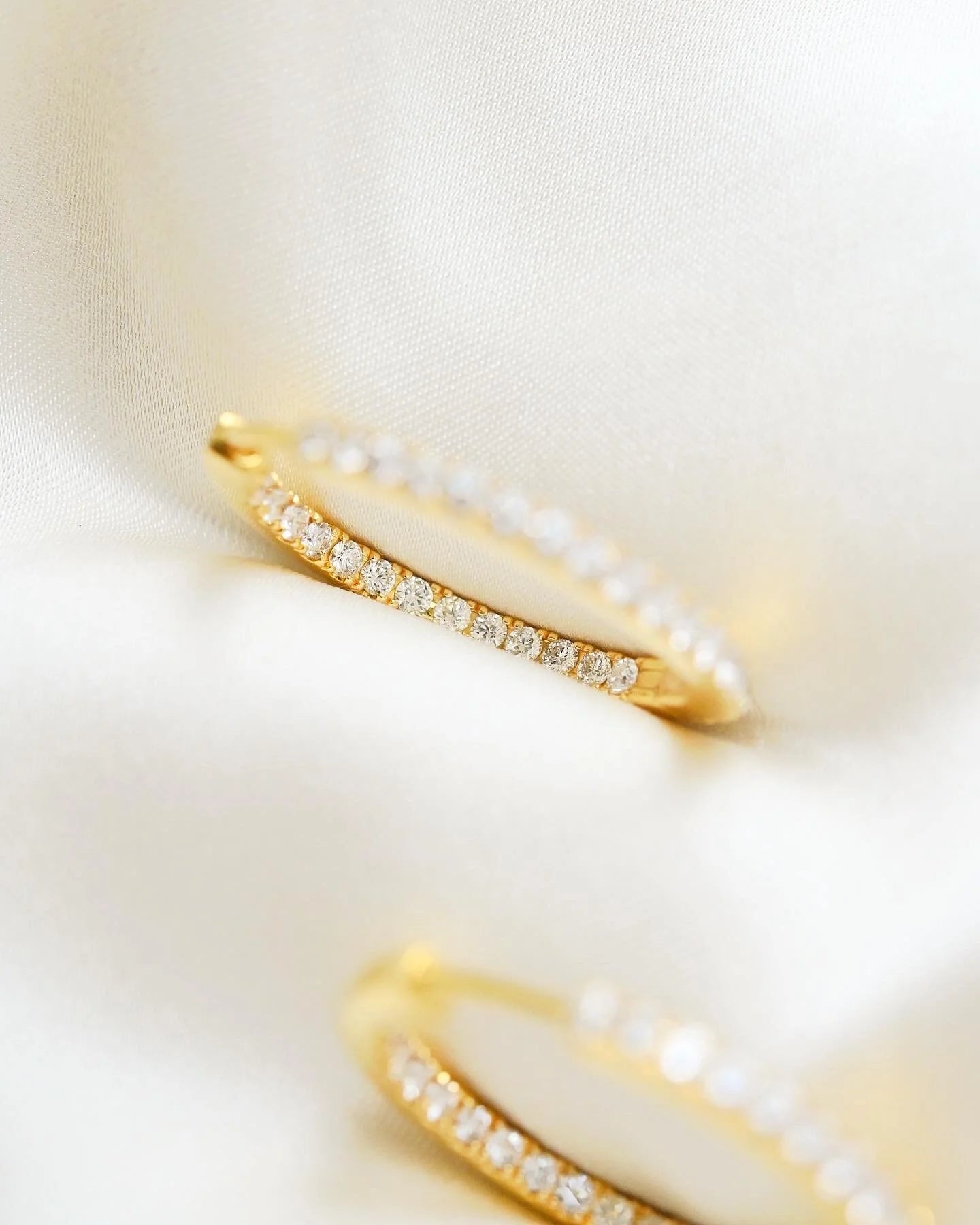 Extraordinary Hoops 1.35 Carats H/VVS Diamonds 18K Gold