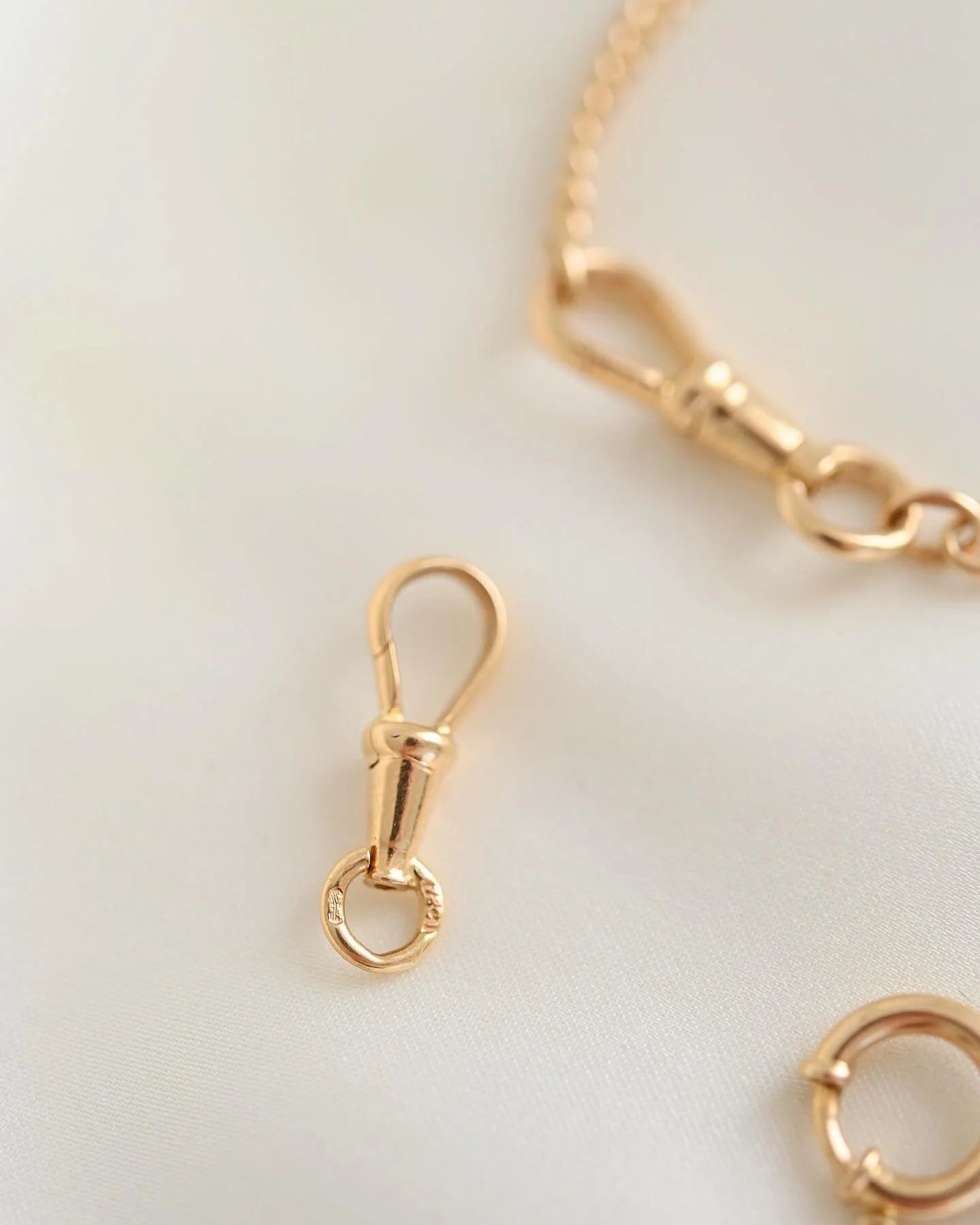 Set of an Antique Dog clip and Loop Claps 18K Gold Beg 1900s