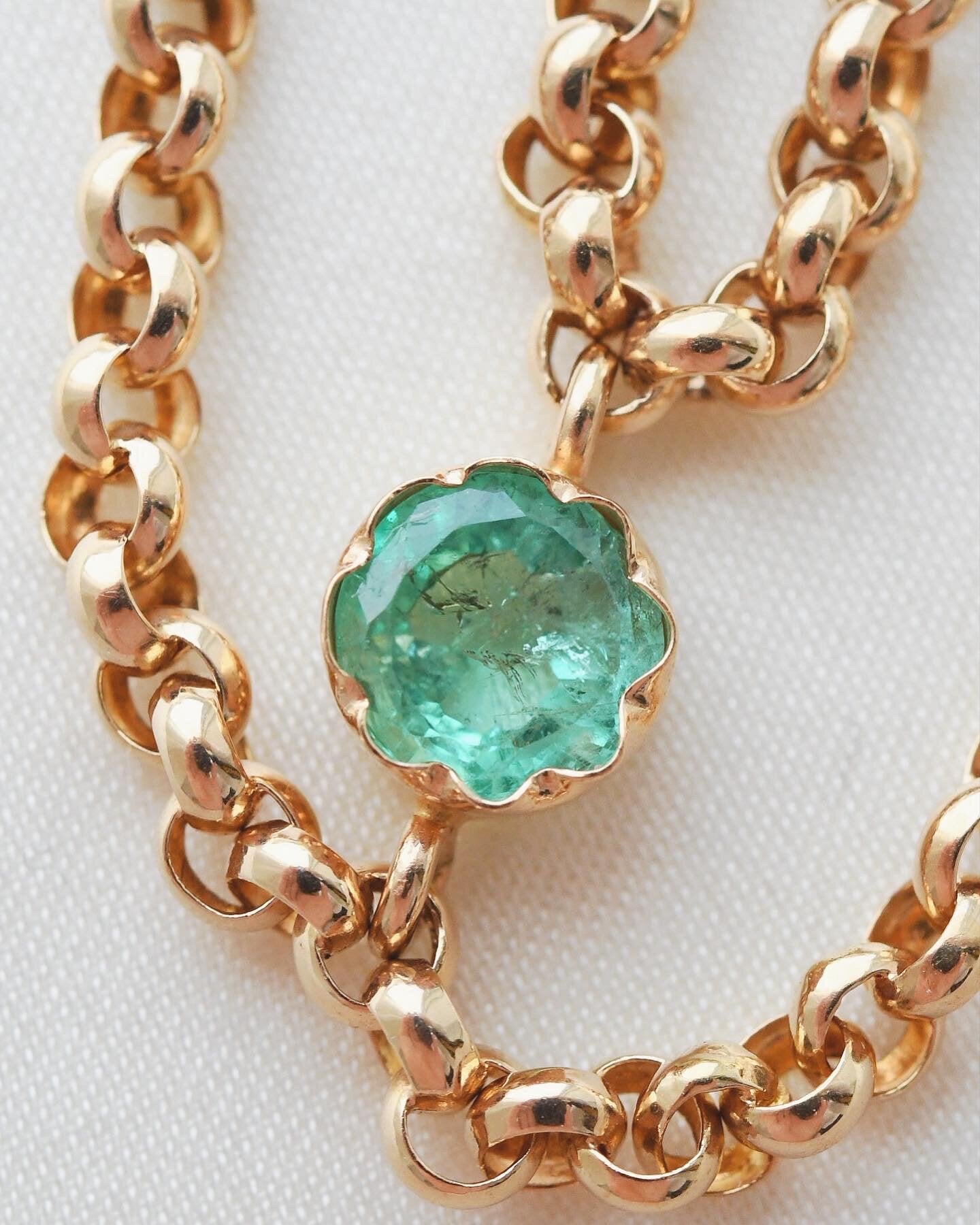 Masterly Natural Emerald Necklace 18K Gold