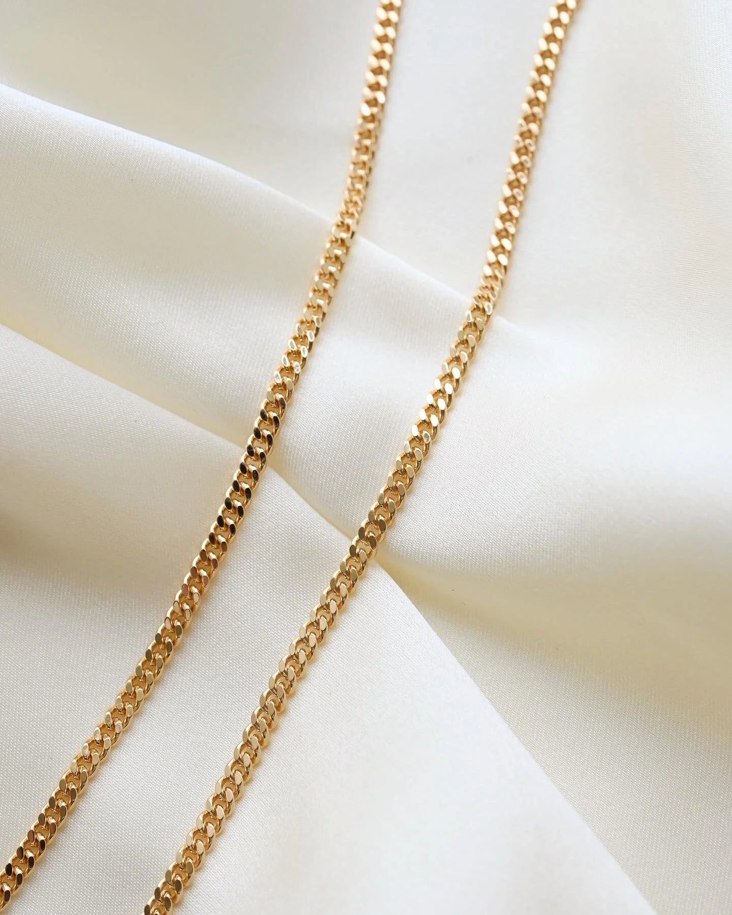 Beautiful 20 Inches Italian Vintage Curb Link Chain 18K Gold