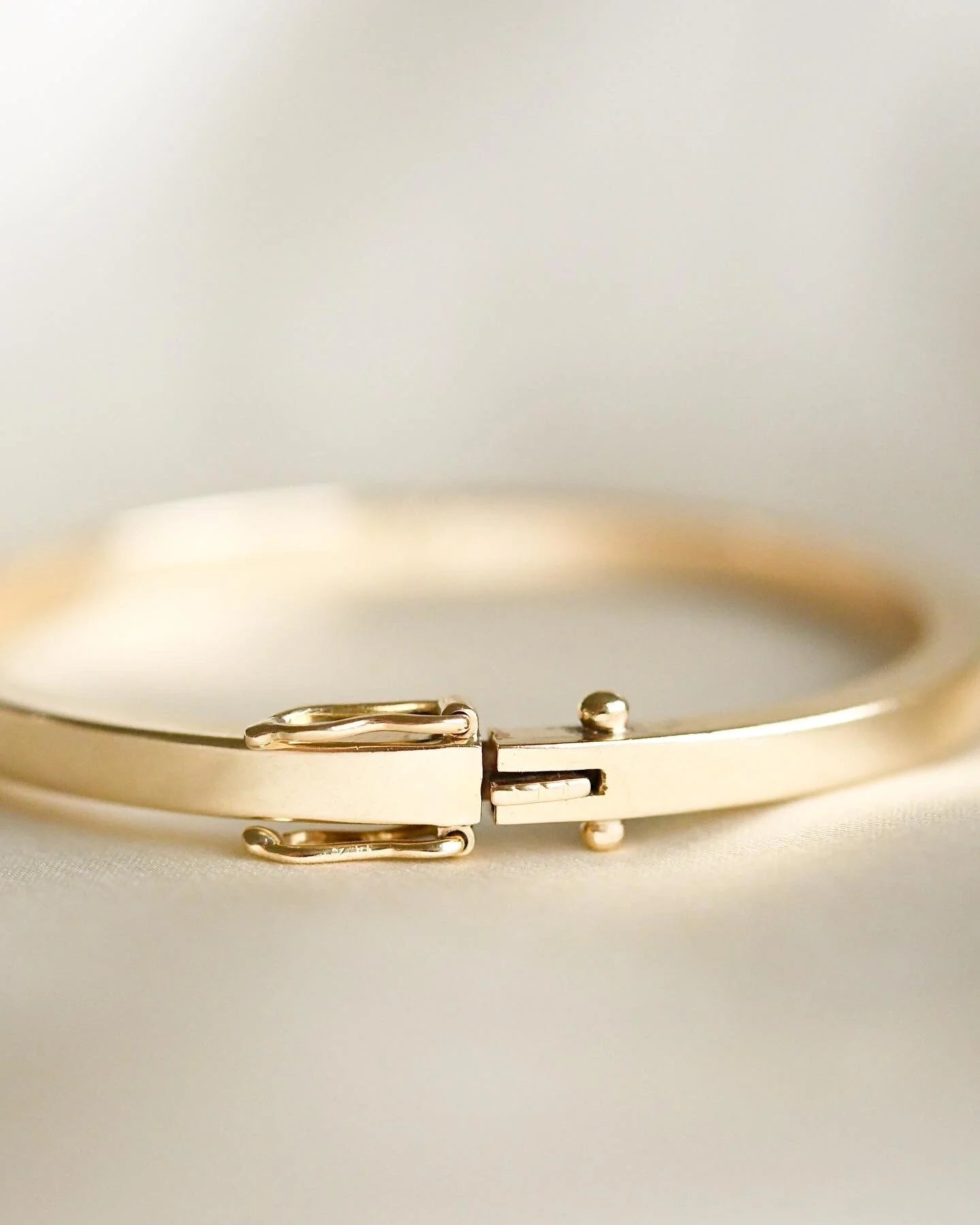 Amazing SOLID HEAVY Vintage Bangle 14K Gold