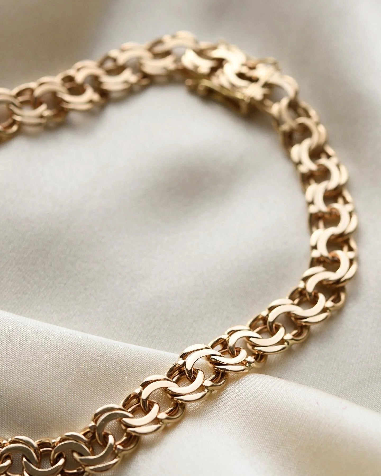 Stunning Vintage Bismarck Bracelet 14K Gold 1960s