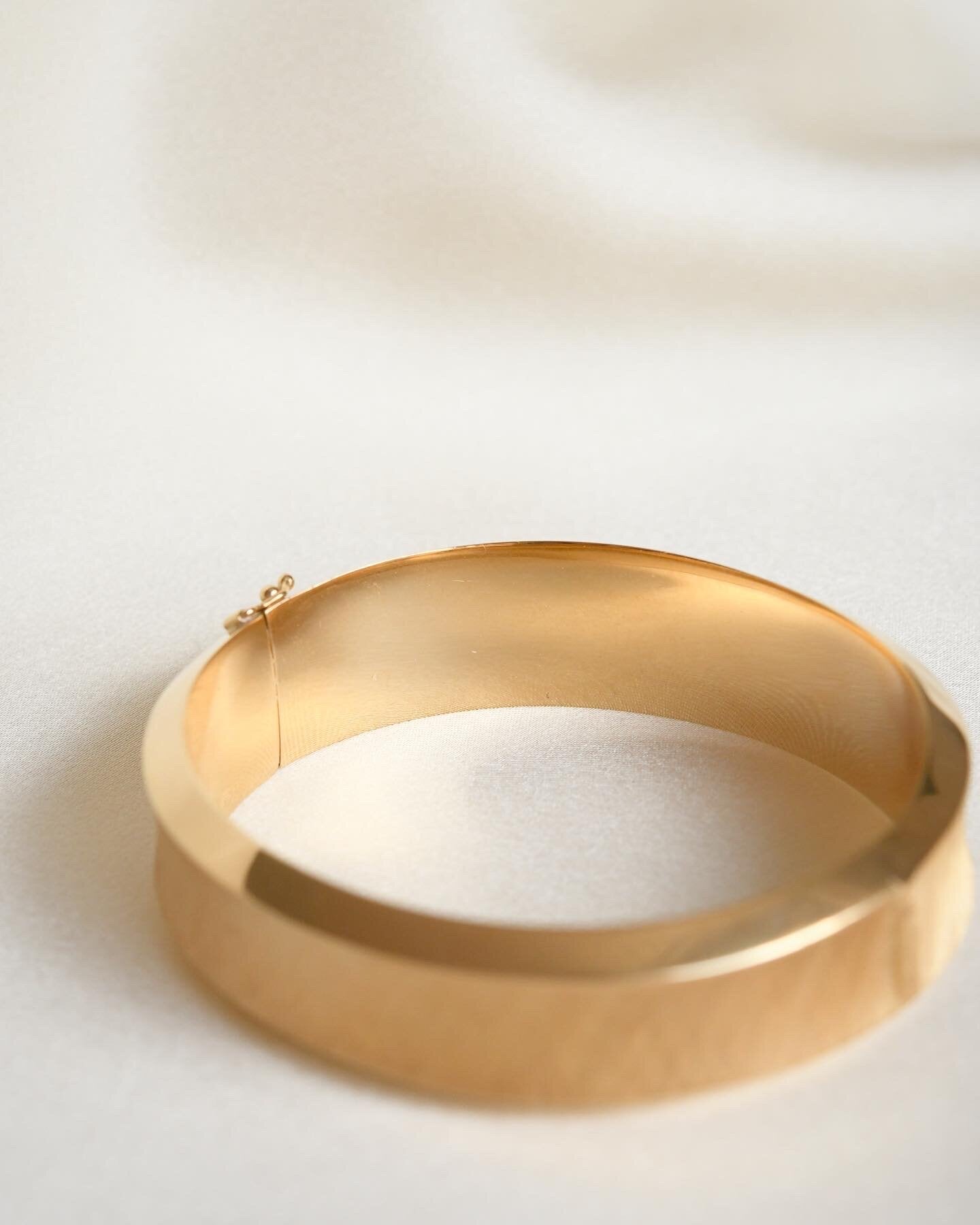 Amazing Luminous Vintage Bangle 14K Gold