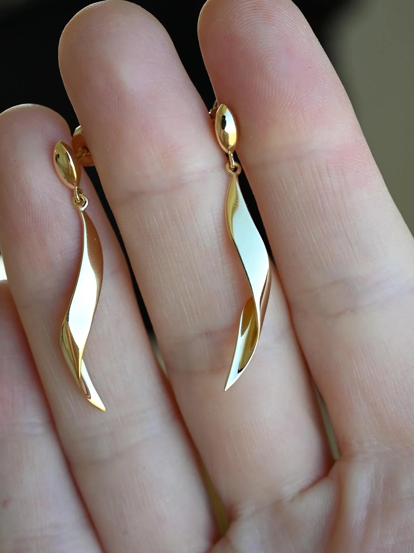 Ultra Reflective Curvy Vintage Dangle Earrings 18K Gold