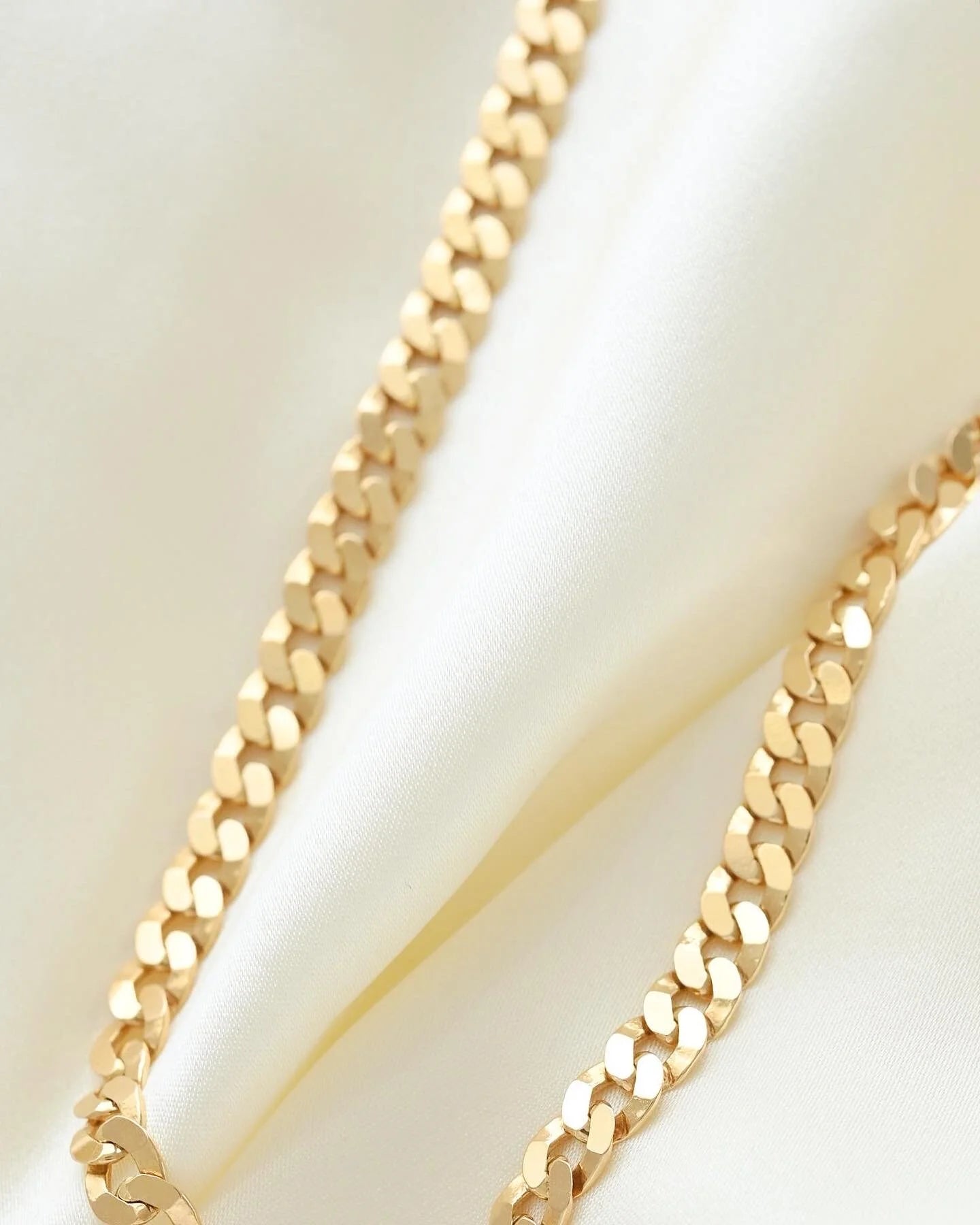 An Extraordinary Wide Flat Curb Link Chain 18K Gold 1970