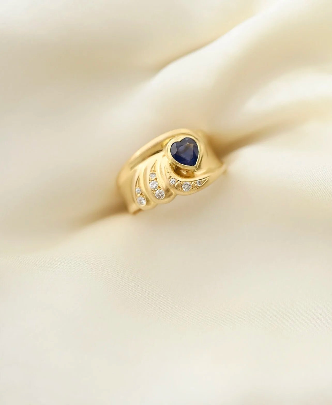 Vintage Sapphire Heart Diamond 18K Hold 1970s