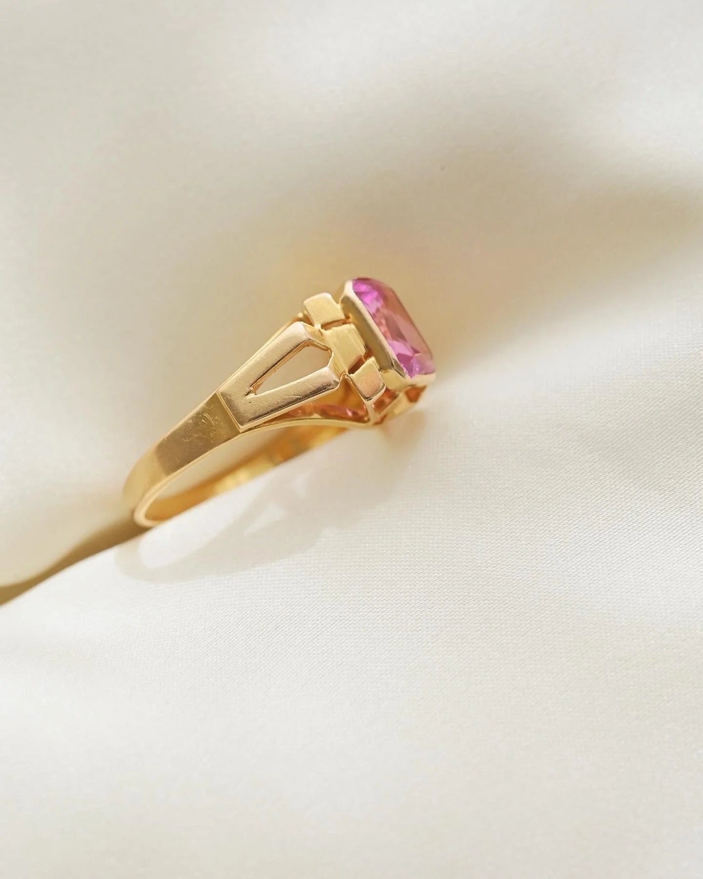 Beautiful Swedish Bubblegum Sapphire Ring 18K Gold 1952