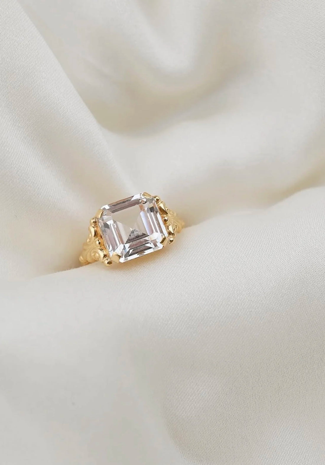 Exquisite Luminous Quartz Crystal Vintage Ring 18K Gold Mid 1900s Sweden