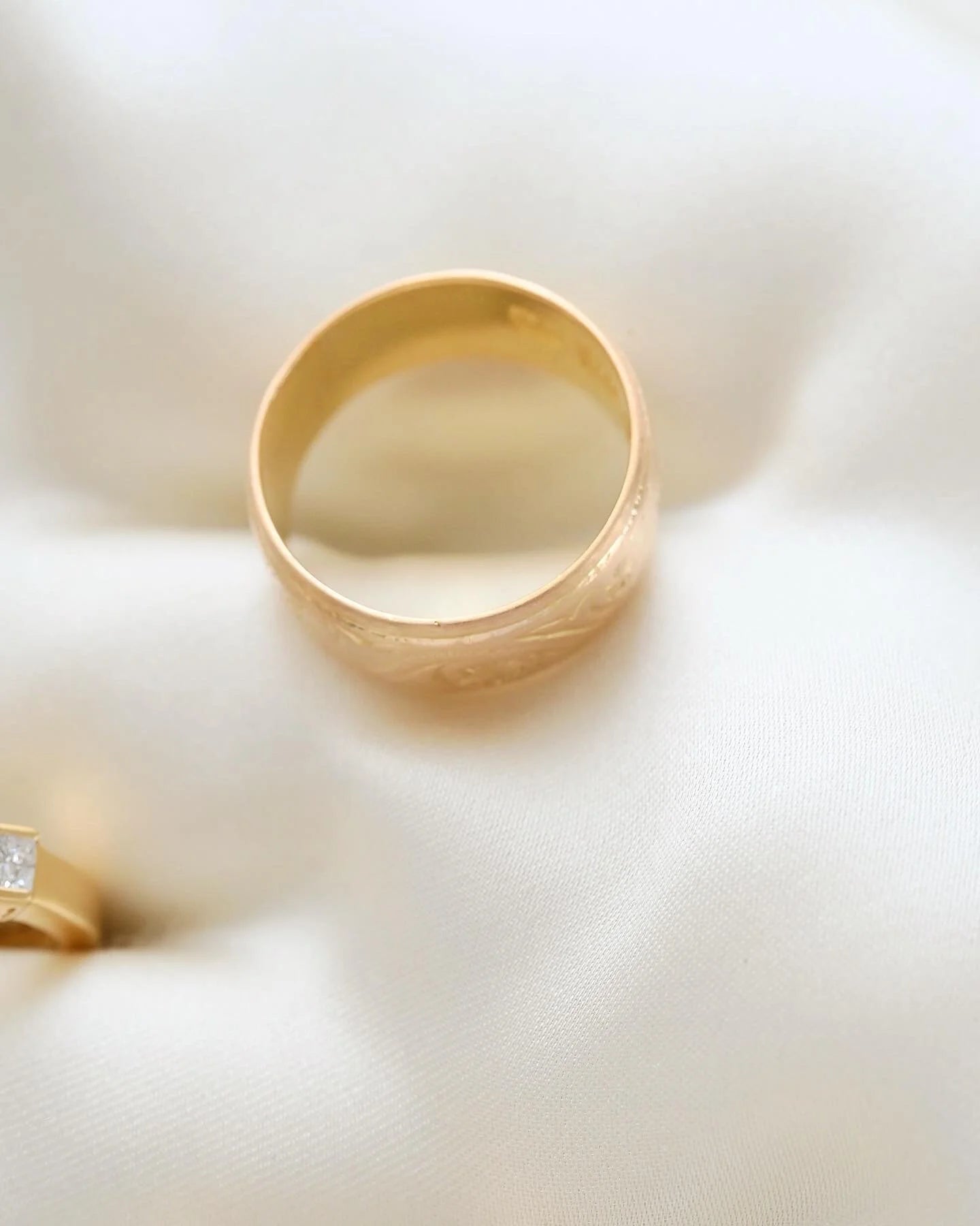 Soft Brushed 7.6 Grams Engraved Heavy Band 18K Gold 1948