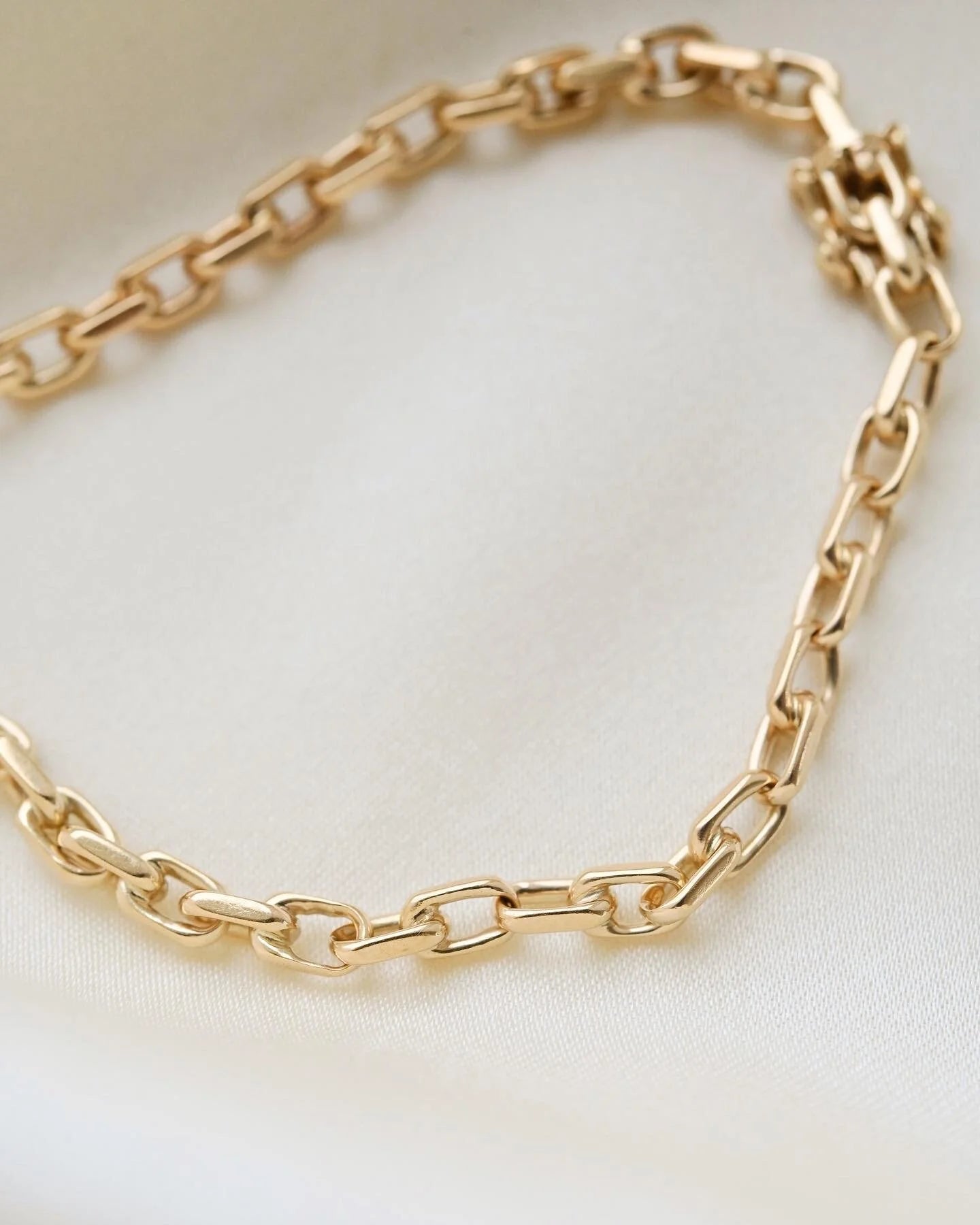 Tiny-Wrist Anchor Bracelet 14K Gold 1947-1970