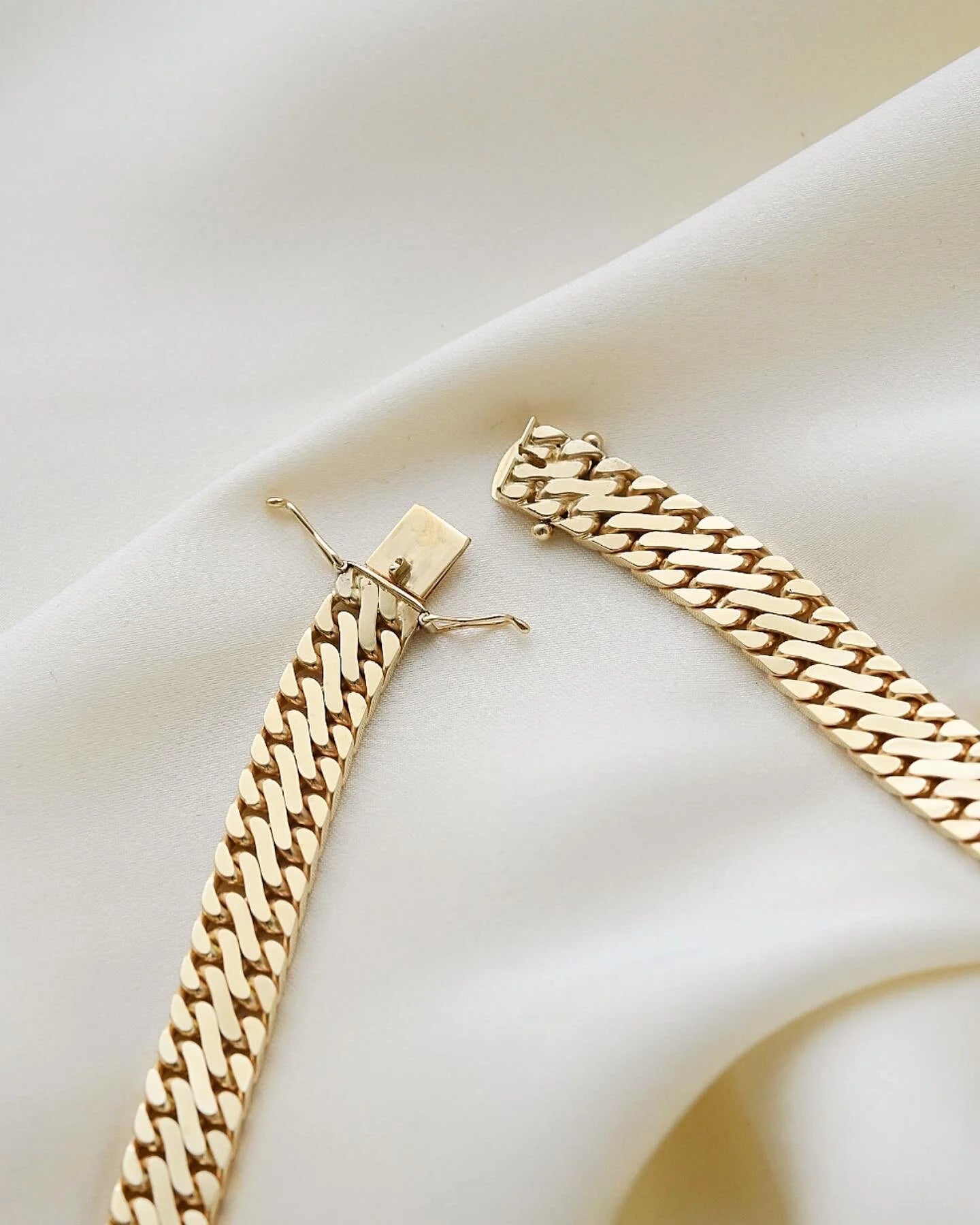 Extraordinary 59 Grams Sexy Flat Curb Link Necklace 14K Gold 1970