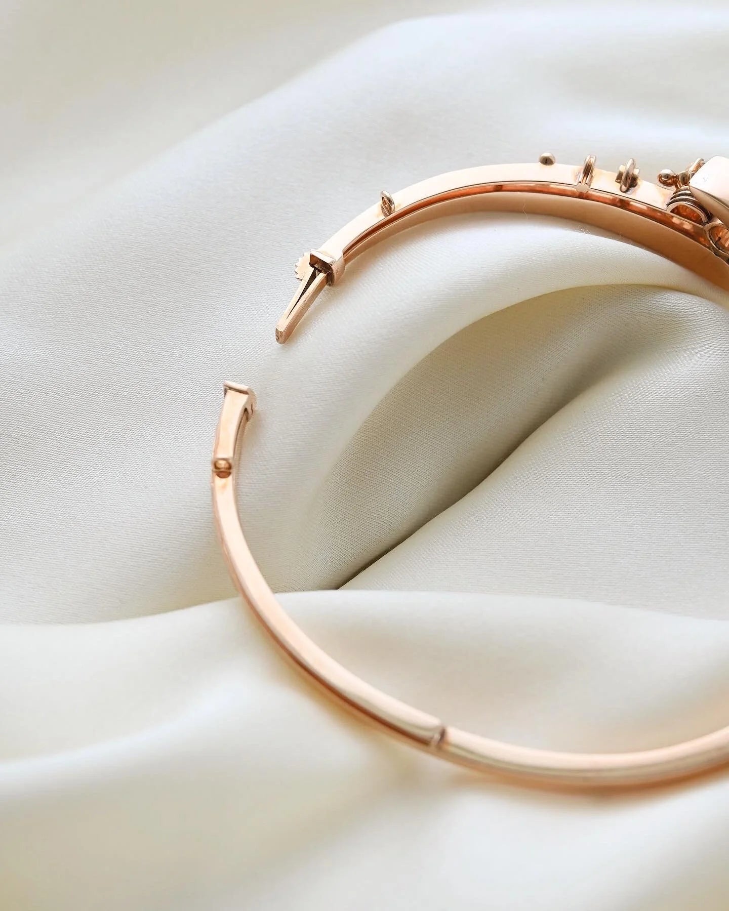 Sublime Antique Old Mine Cut Diamond Bangle 18K Gold Beg 1900s