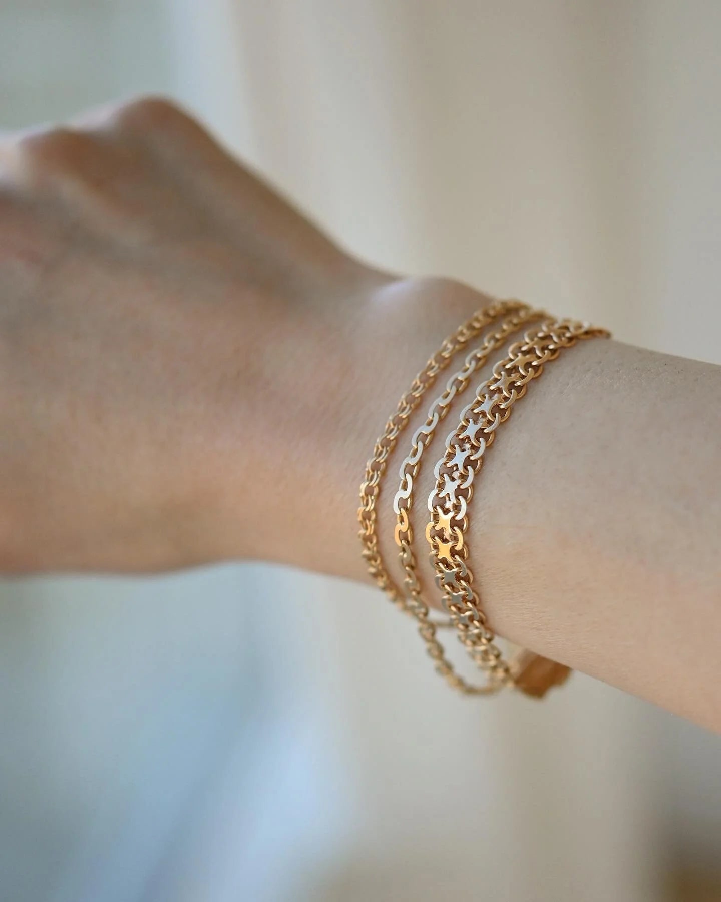 Stunning Feminine X Link Vintage Bracelet 18K Gold 1969