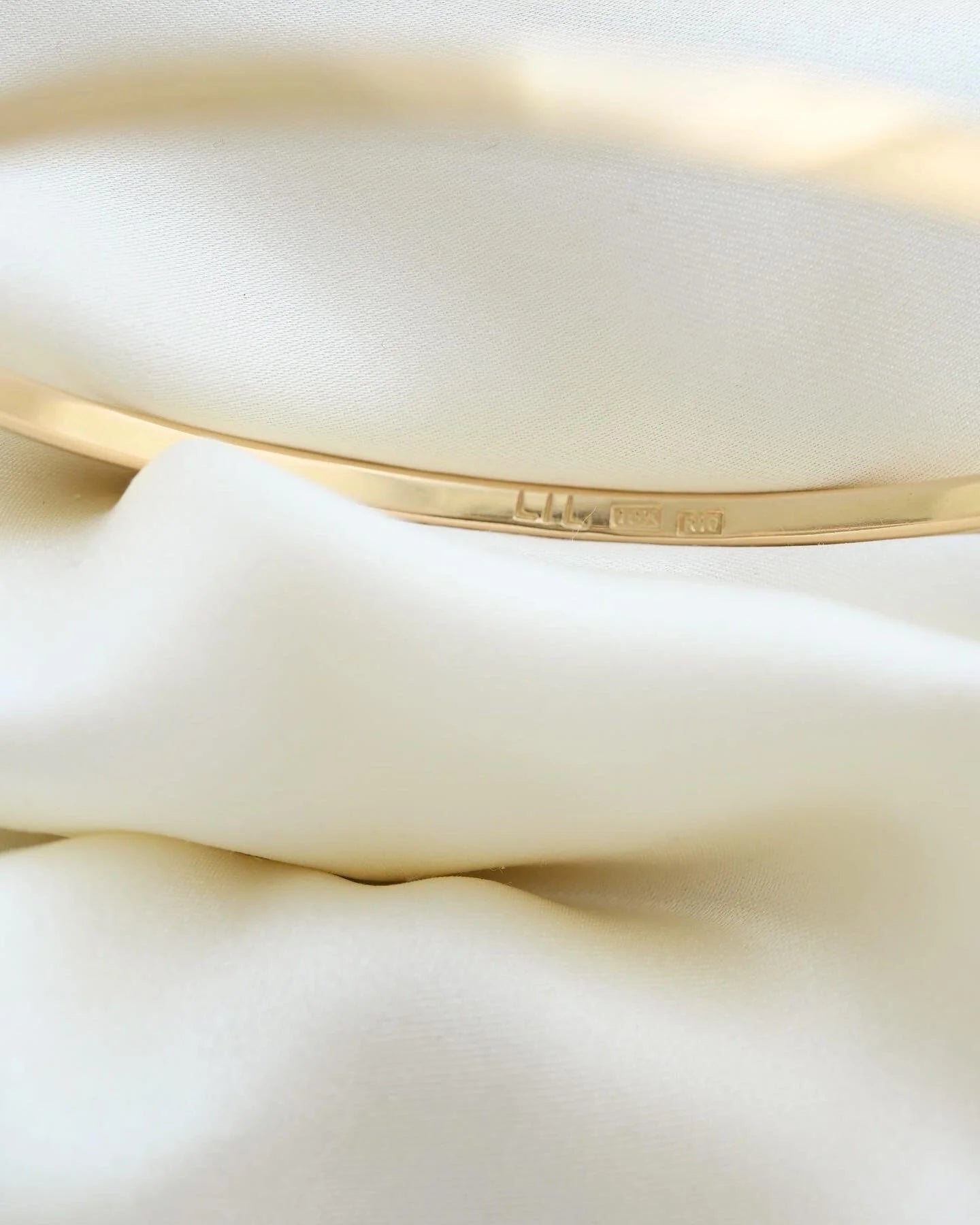 Super Heavy 18 Grams Vintage Bangle 18K Gold 1970s
