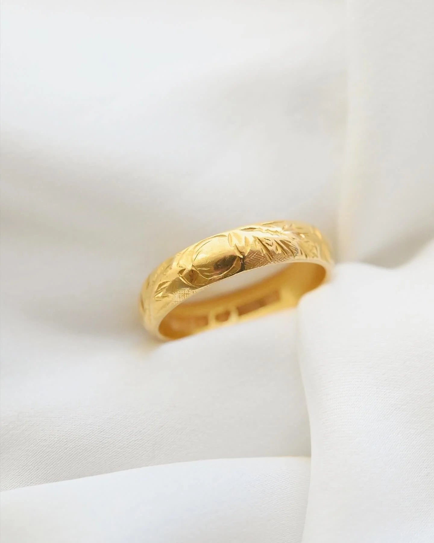 Extemely Pretty Heavy Old Engraved Wedding Band 23K Gold