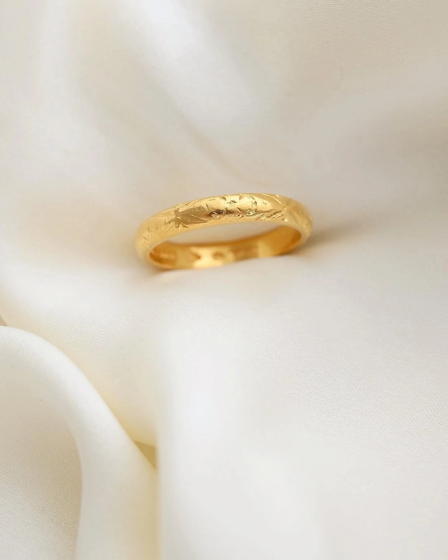 Sublime Cross Patée Engraved Ring 23K Gold 1939
