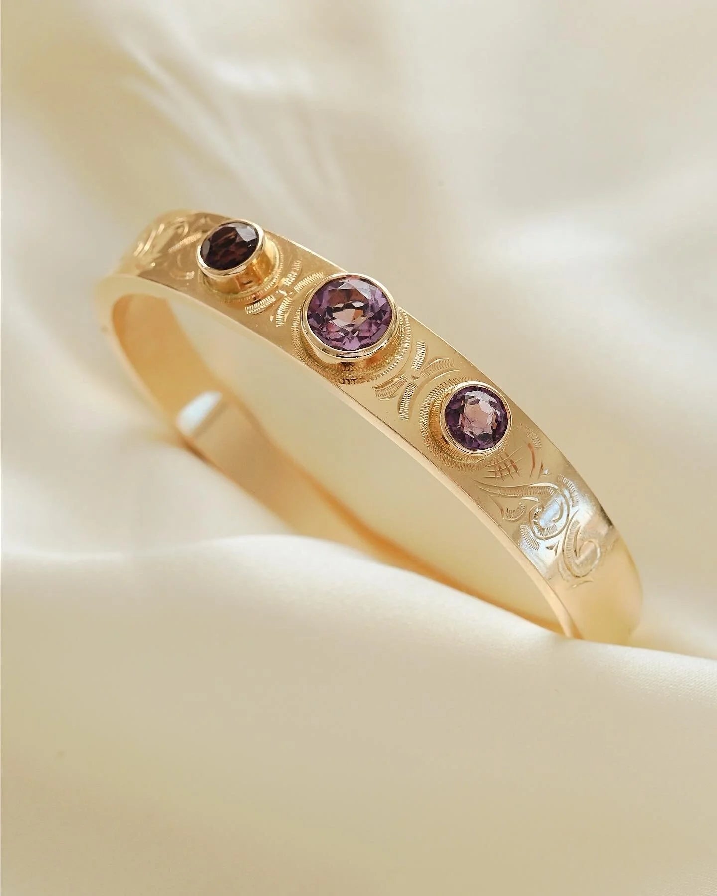Magical Vintage Bangle Amethyst 14K Gold 1960s