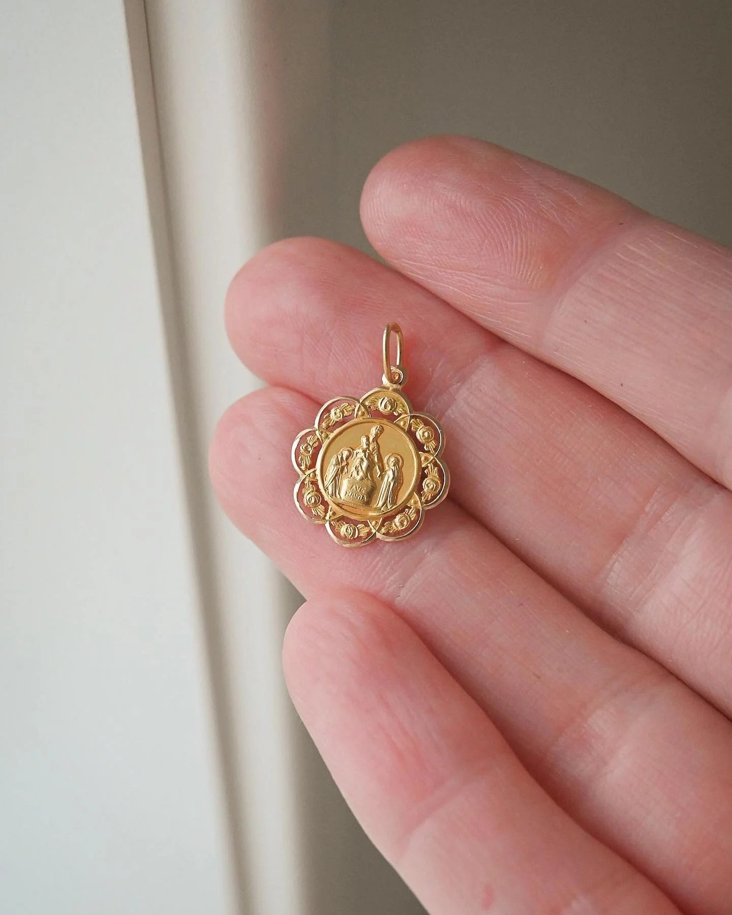 Shipping included! Vintage Ave Marian Pendant 18K Gold 1954