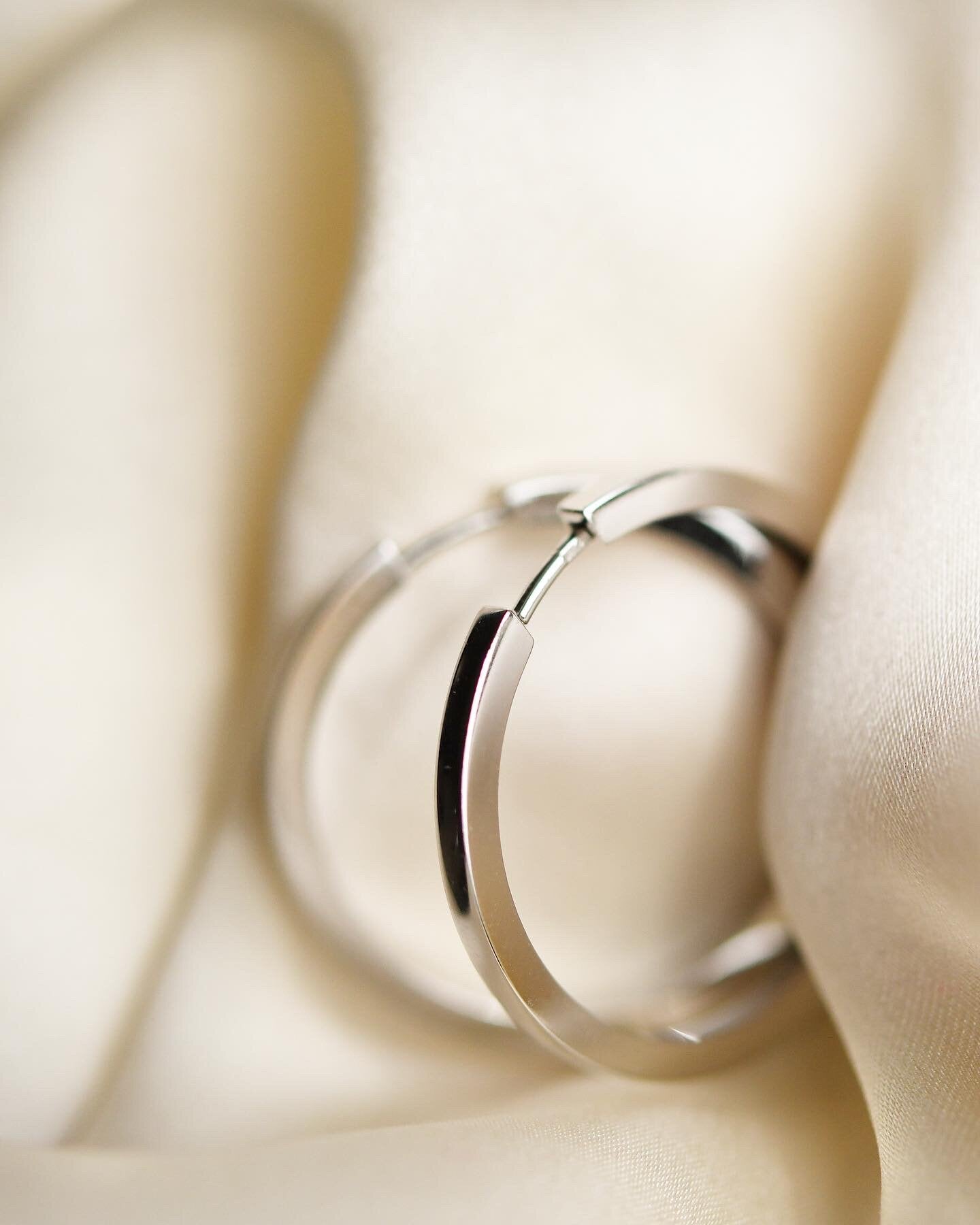 Cool, Classic White Gold Hoop Earrings 14K White Gold 1990a