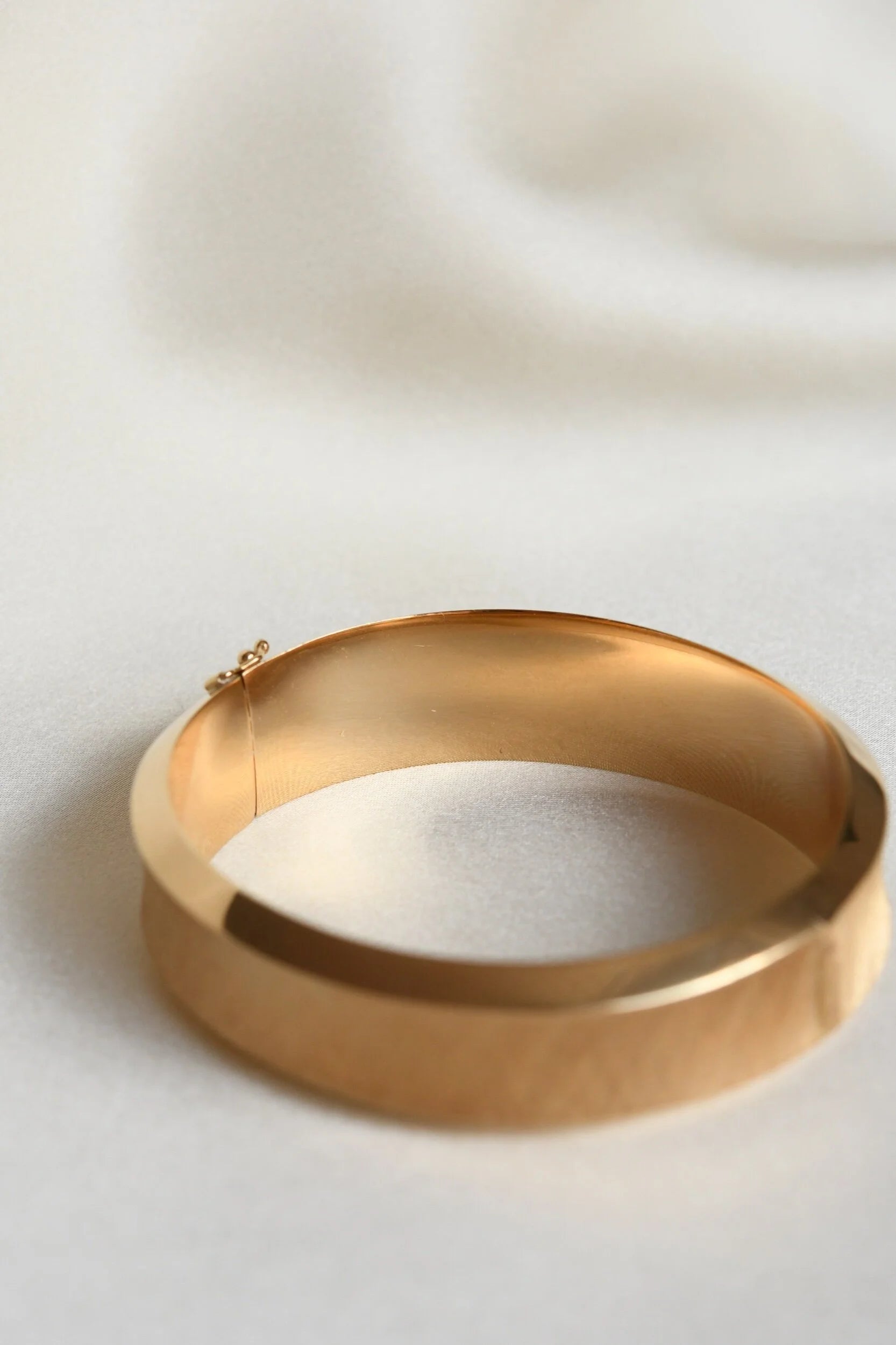 Amazing Luminous Vintage Bangle 14K Gold
