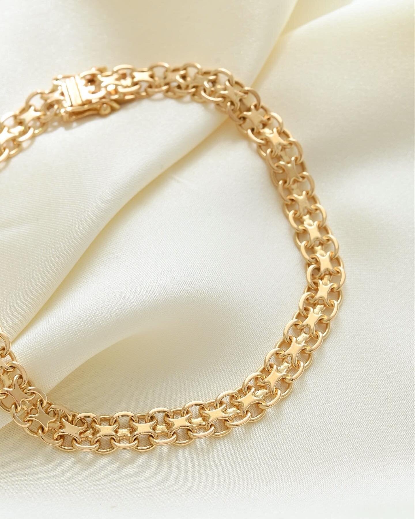 Beautiful Capricorn X Link Bracelet 18K Gold 1959