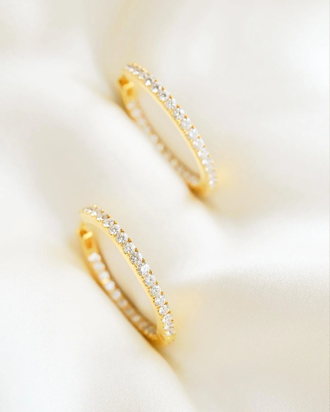 Extraordinary Hoops 1.35 Carats H/VVS Diamonds 18K Gold