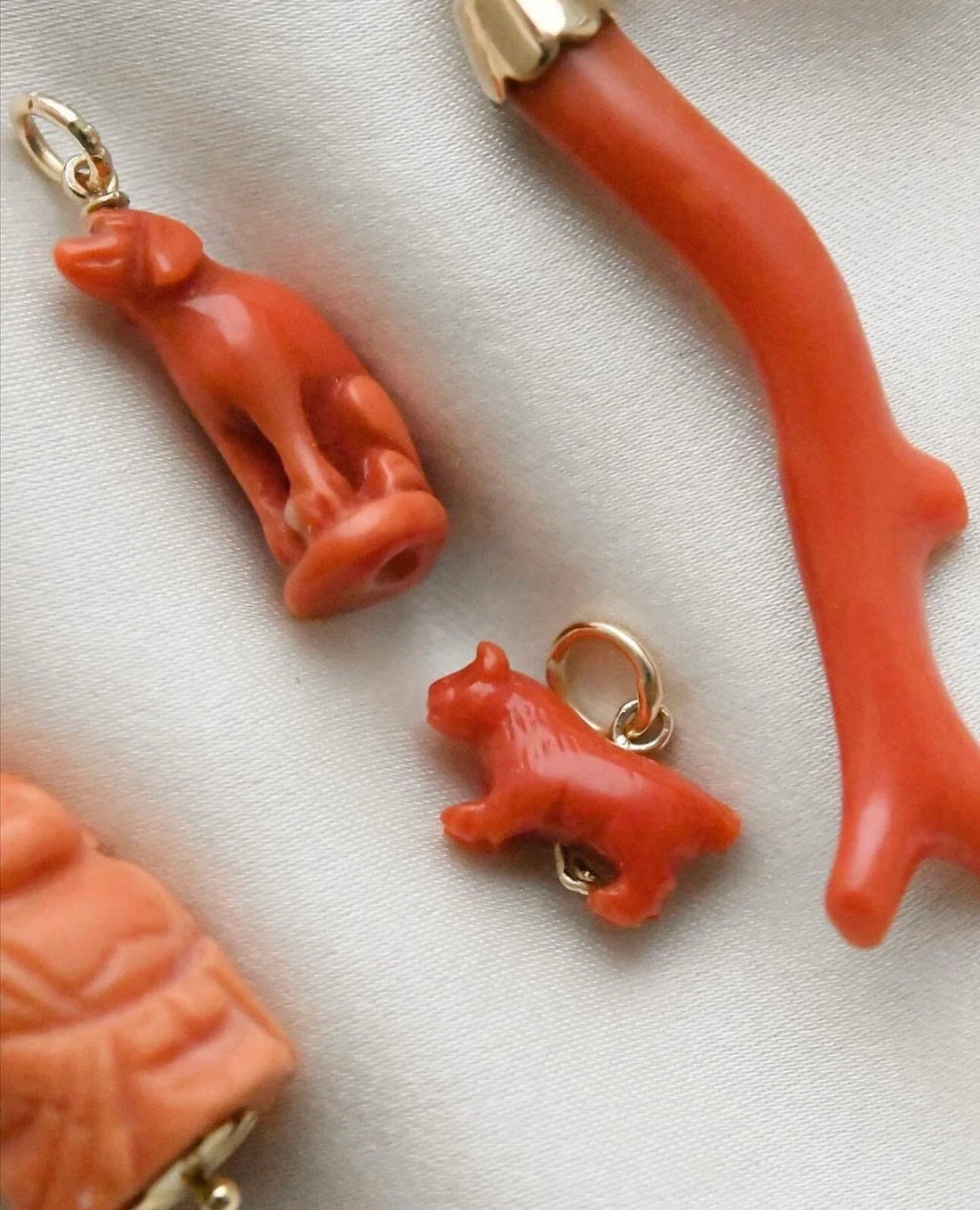 Pussy Cat - The Victorian Coral Cat Pendant 18K Gold