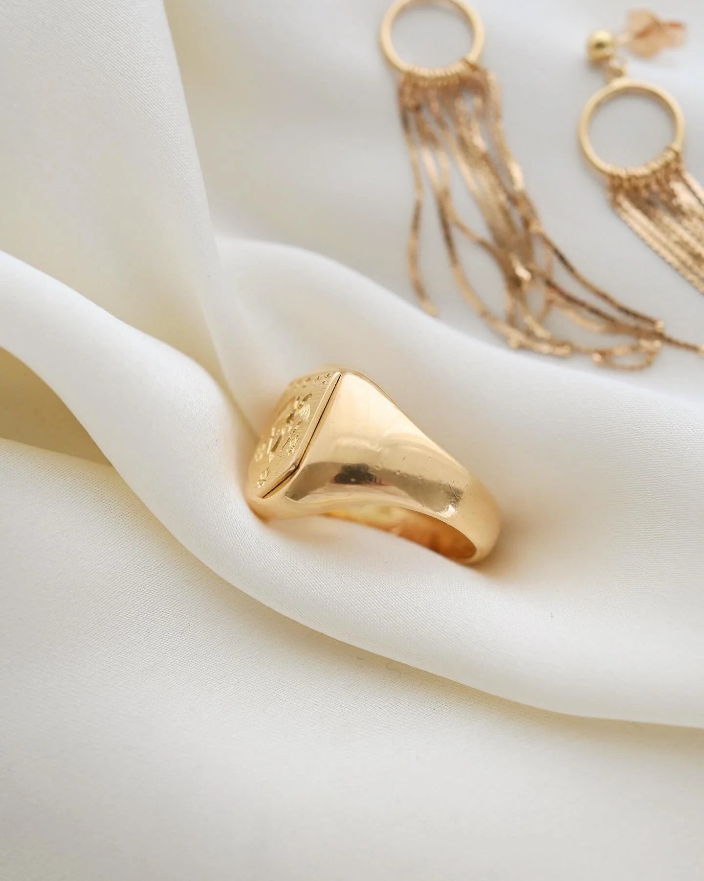 Swedish Vintage Signet Ring Incribed Latin 18K Gold Beg. 1900s