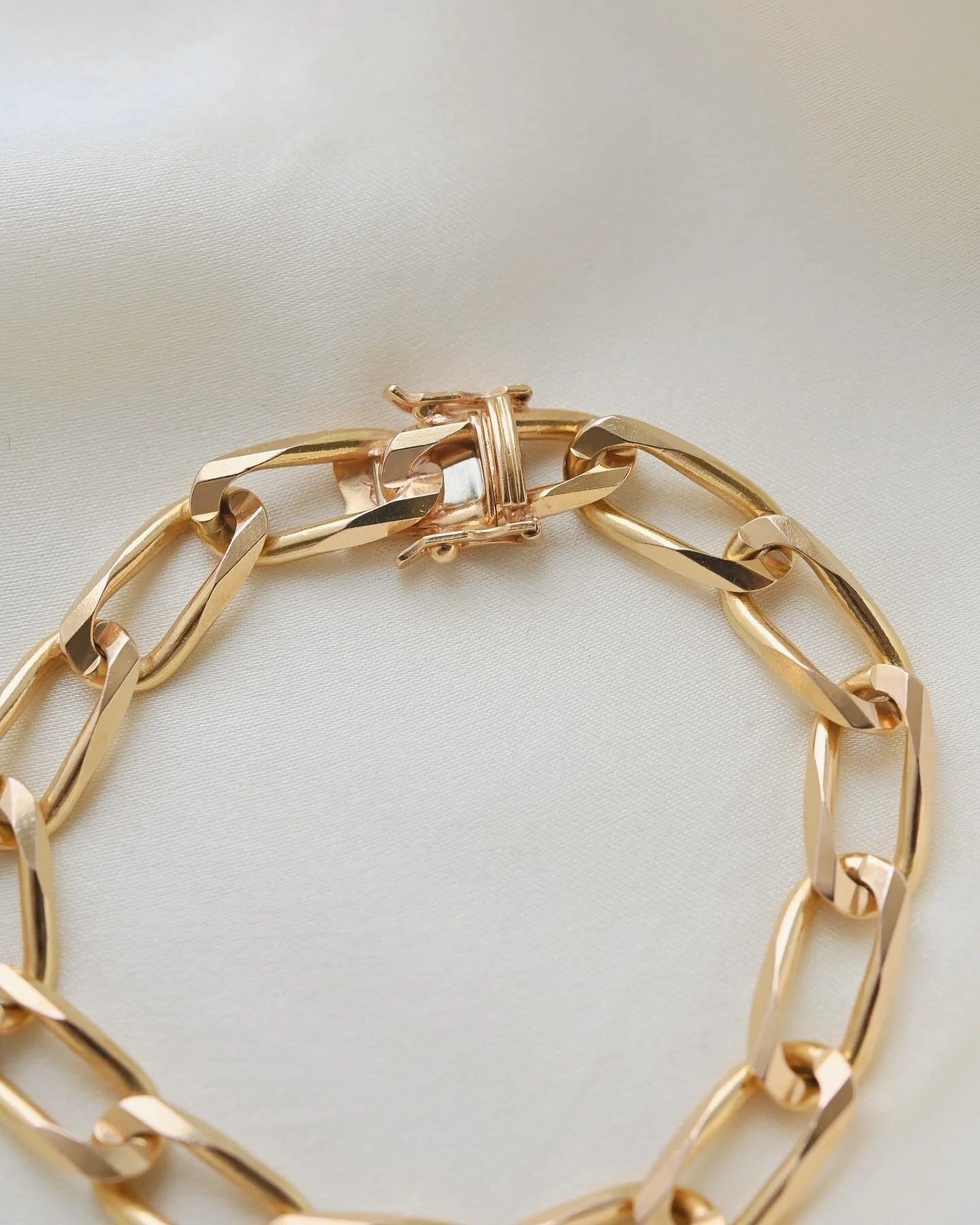 Sublime Faceted Vintage Curb Link Bracelet 18K Gold