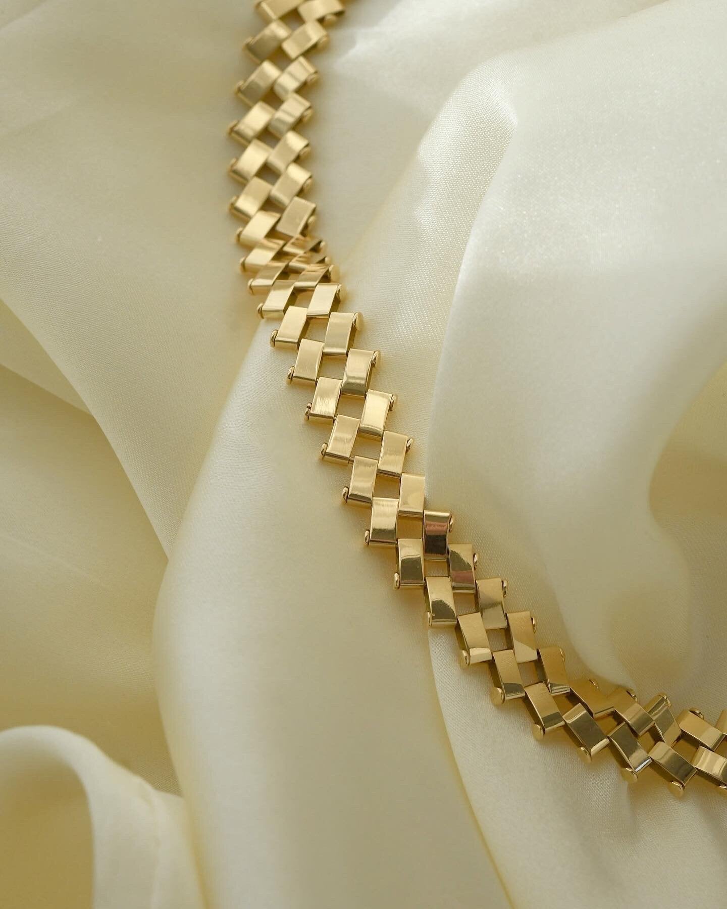 Sexy Italian Vintage Necklace 18K Gold 1970s