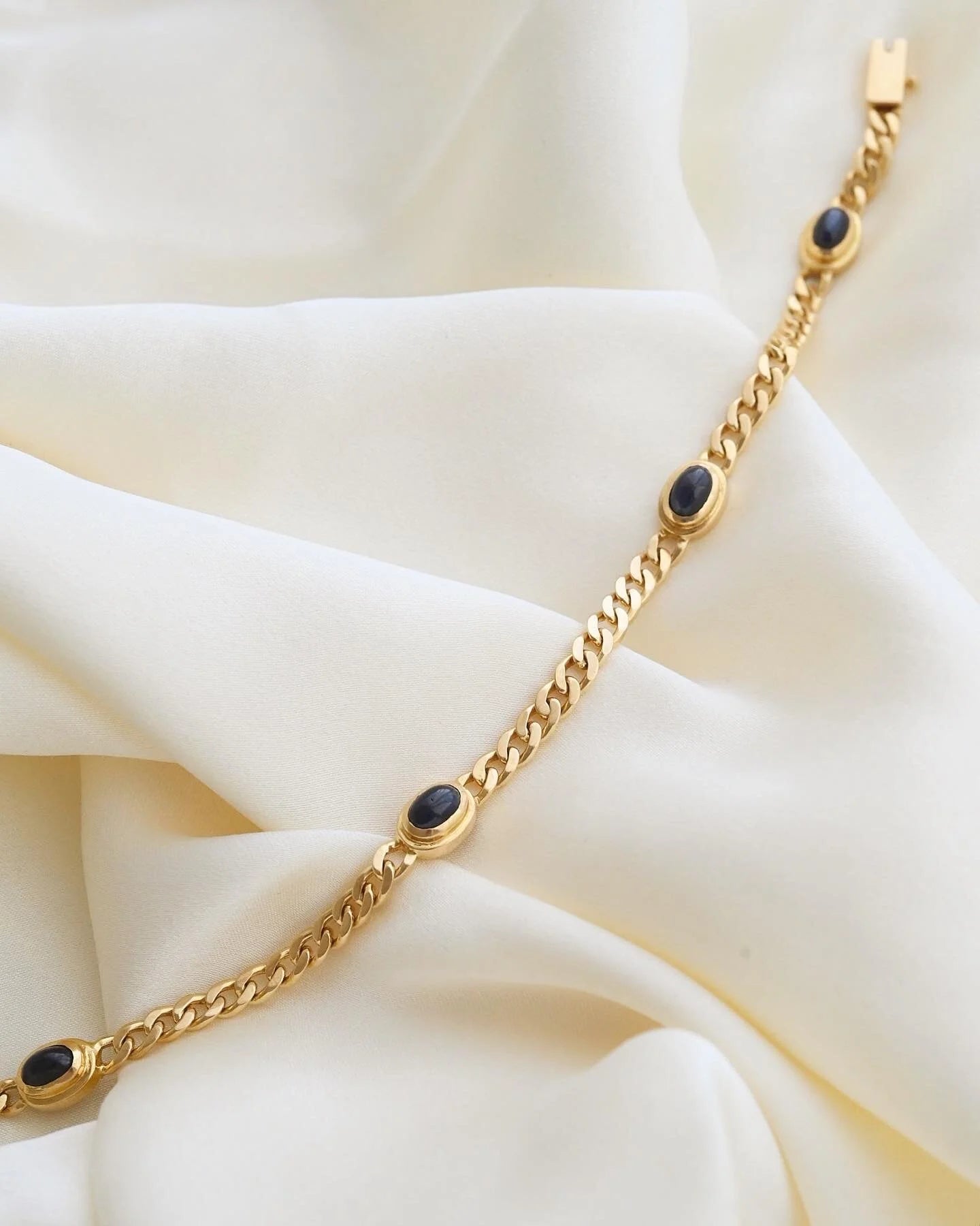 Amazing Star Sapphire Cabochon Vintage Curb Bracelet 18K Gold