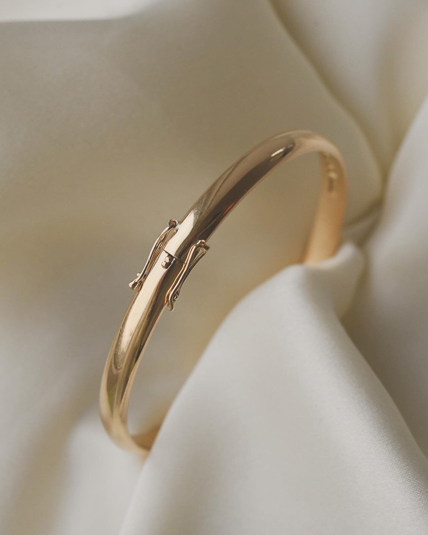 The Perfect Plain Solid 18K Gold Bangle 1958