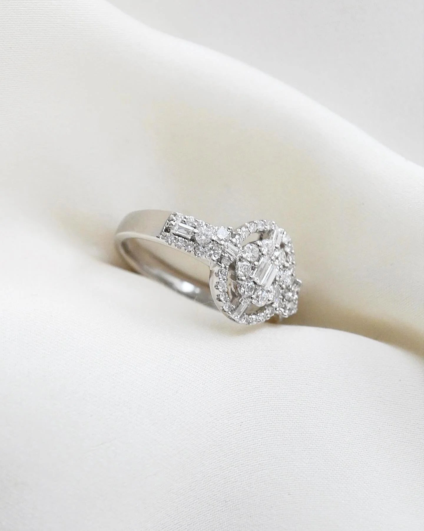 Stunning White Gold  Diamond Compass Set Dream Ring 18K White Gold