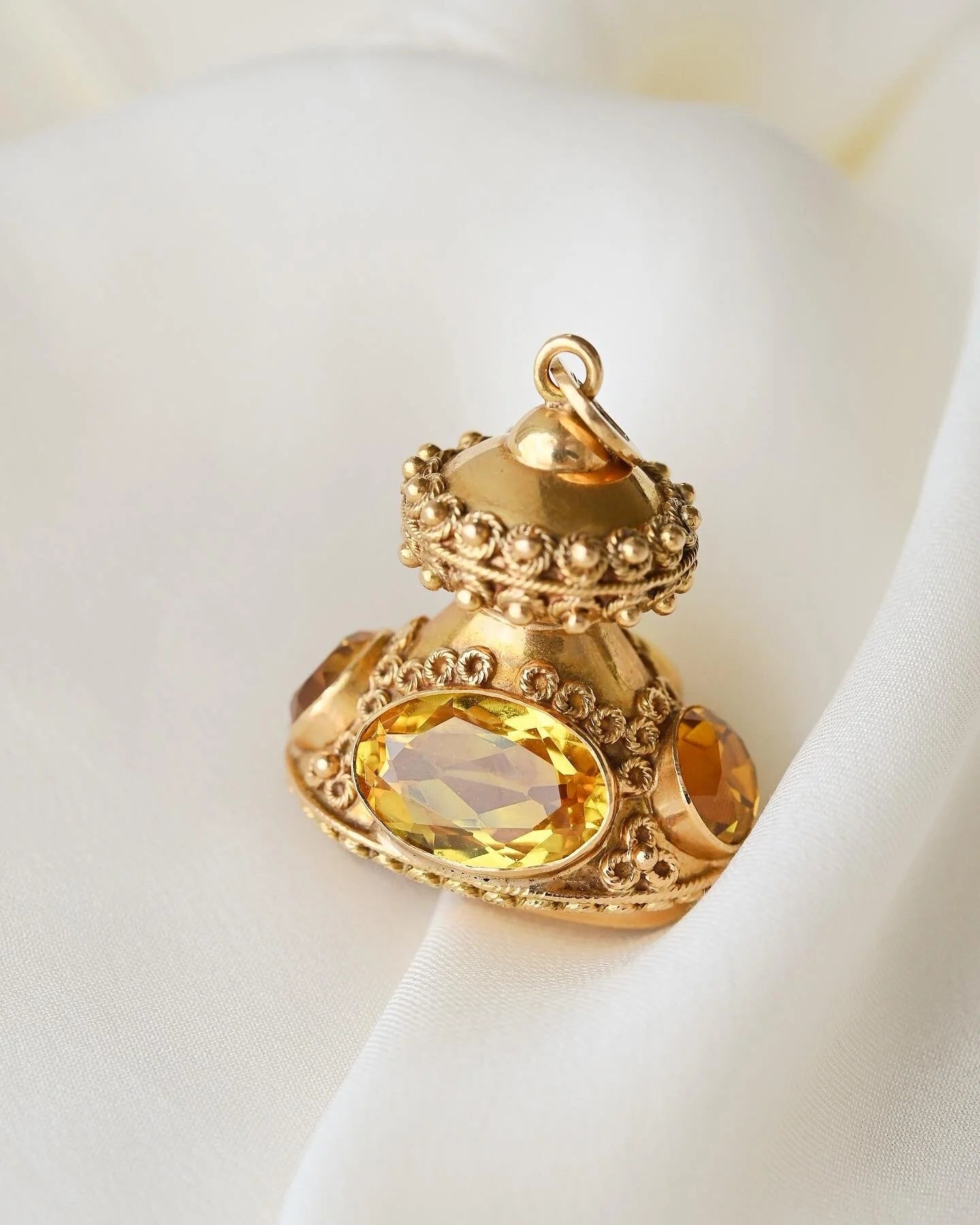 Sublime 19 Grams Heavy Extraordinarily Beautiful Antique Fob 18K Gold Beg 1900s