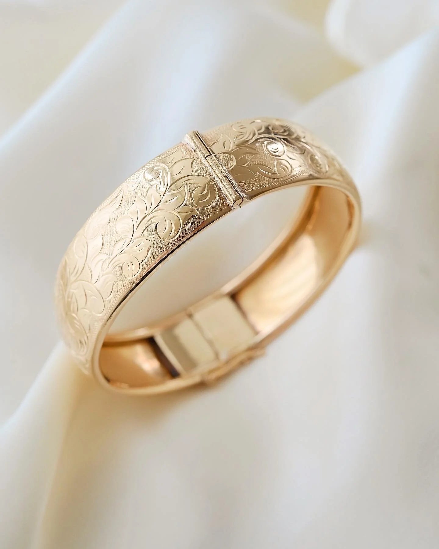 Antique Heavy Swedish Flower Dream Bangle 18K Gold Beg. 1900s