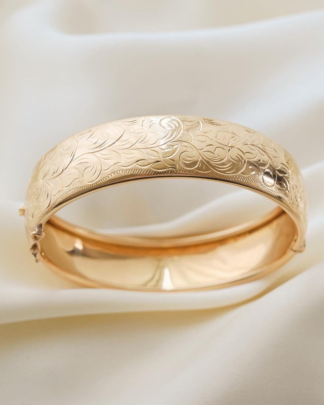 Antique Heavy Swedish Flower Dream Bangle 18K Gold Beg. 1900s