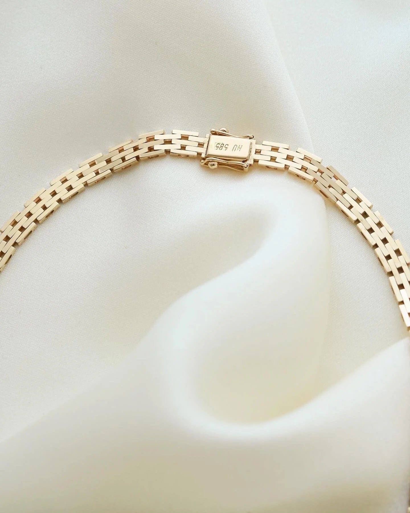 15.15 Inches Graduated Cleopatra Brick Link Necklace 14K Gold 1960