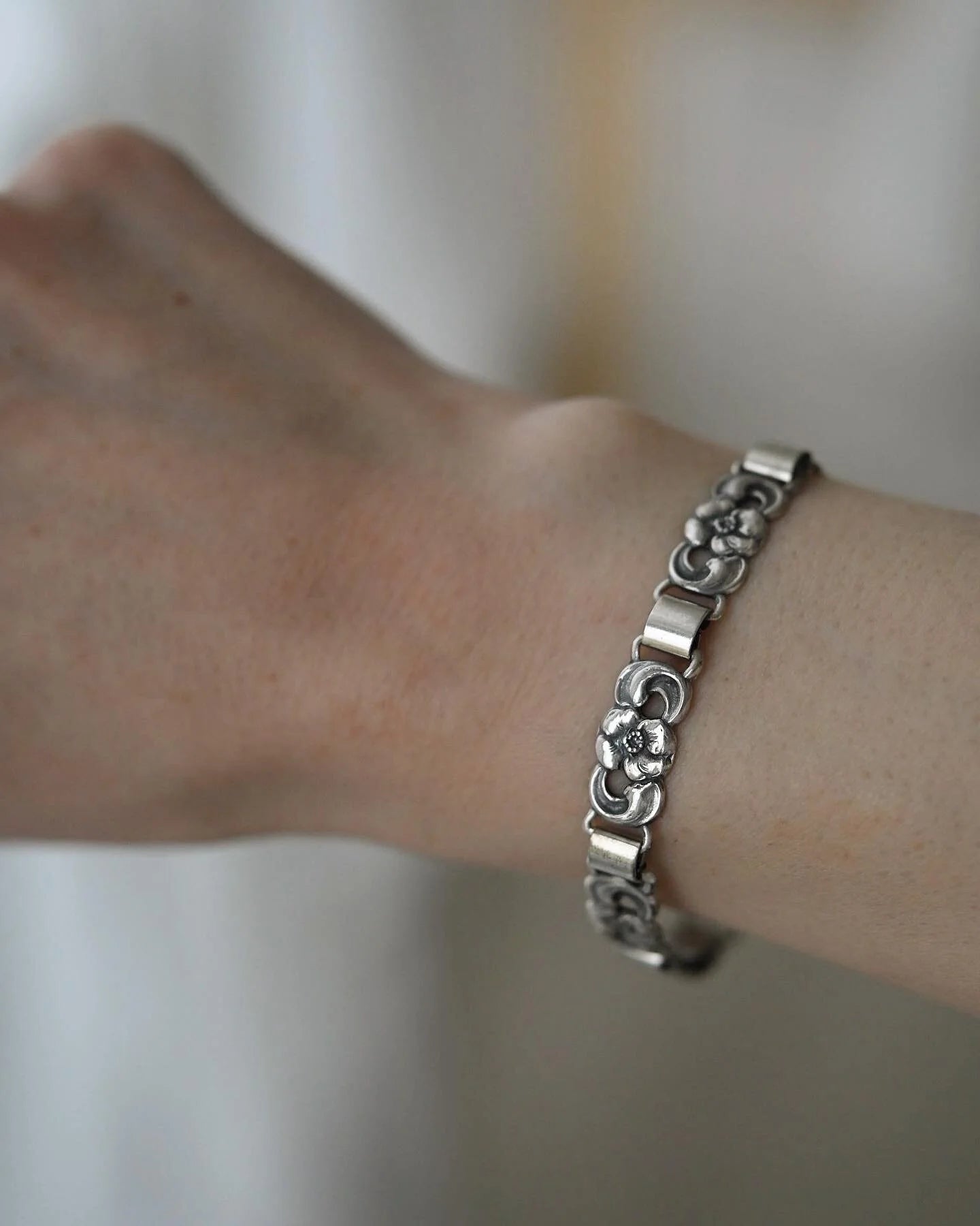 Feminine 1940s Flower Silver Bracelet