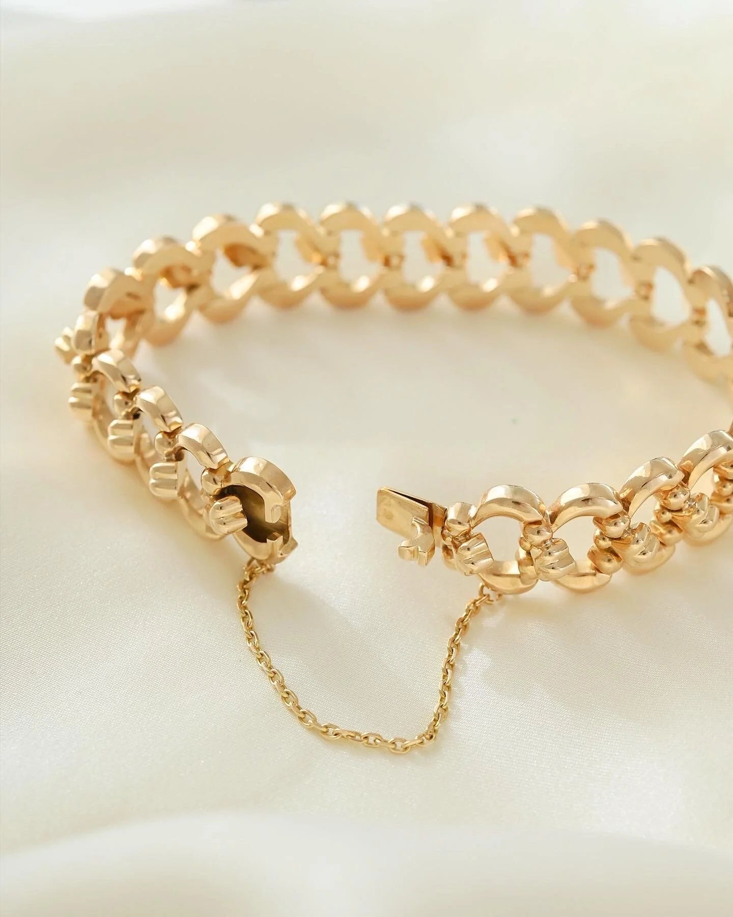 Stunning Once in A Lifetime Vintage Bracelet 18K Gold
