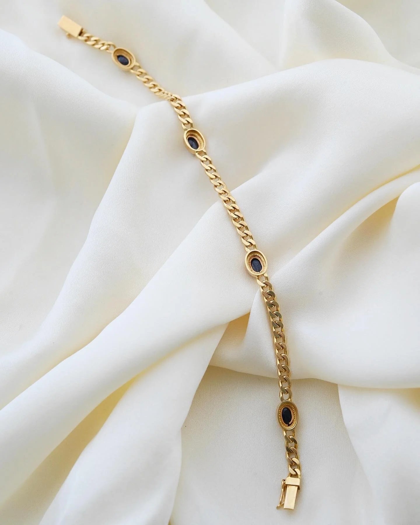 Amazing Star Sapphire Cabochon Vintage Curb Bracelet 18K Gold