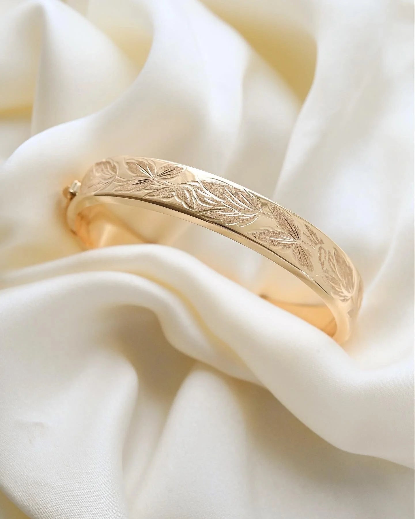 2-in-1 Vintage Bangle Polished or Engraved 18K Gold 1950s