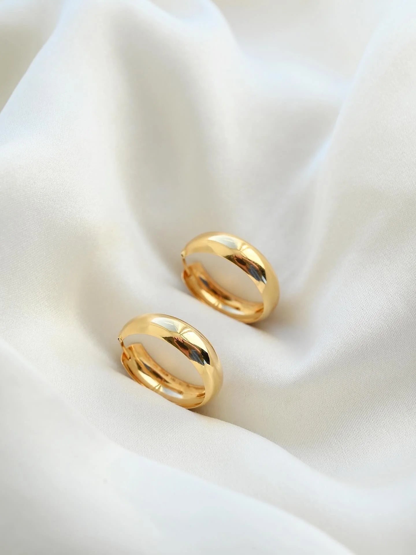 Ultra Shiny Vintage Hoop Earrings 18K Gold