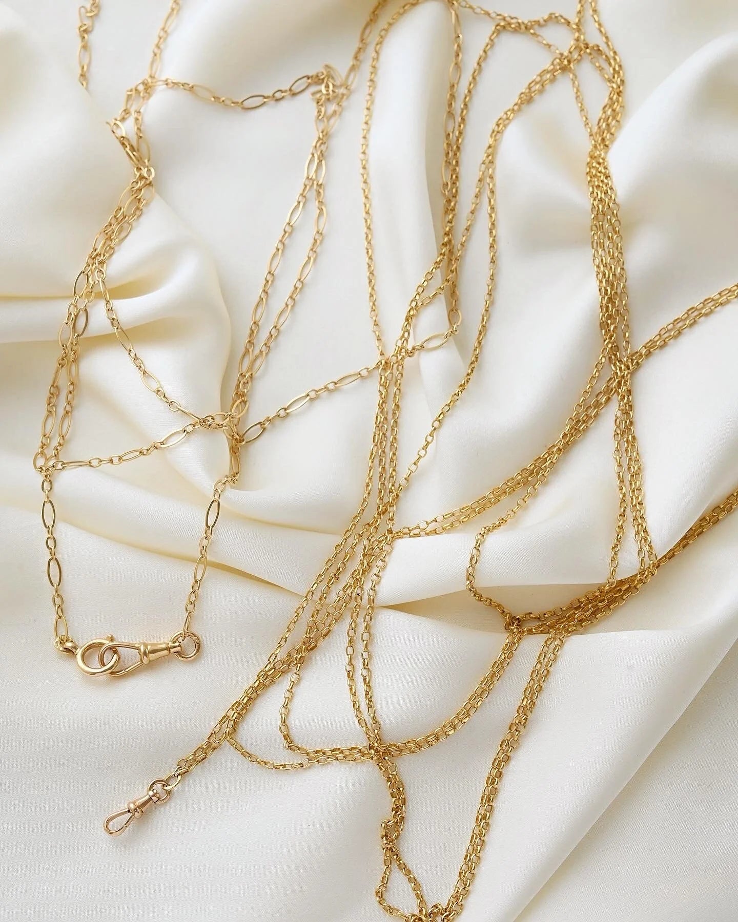 Sublime Rare 33 Grams Long Guard On 107 Inches 18K Gold